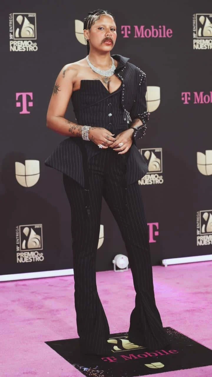 una-persona-con-un-traje-de-color-negro-1e3e7463.jpeg