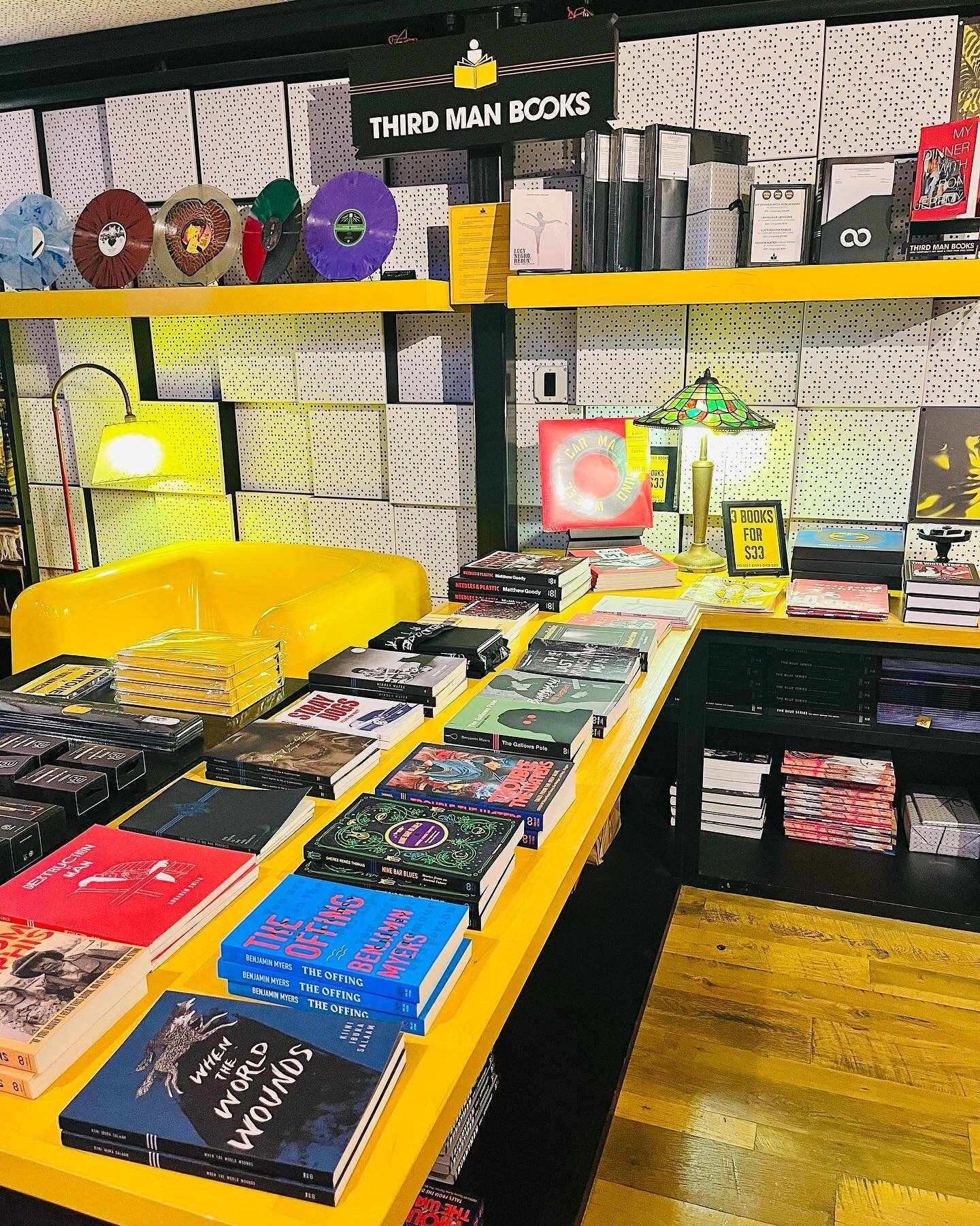 The @thirdmanrecordscasscorridor book nook! DETROIT BOOK CITY!!
#thirdmanbooks #tmrcasscorridor #detroit #rock #city