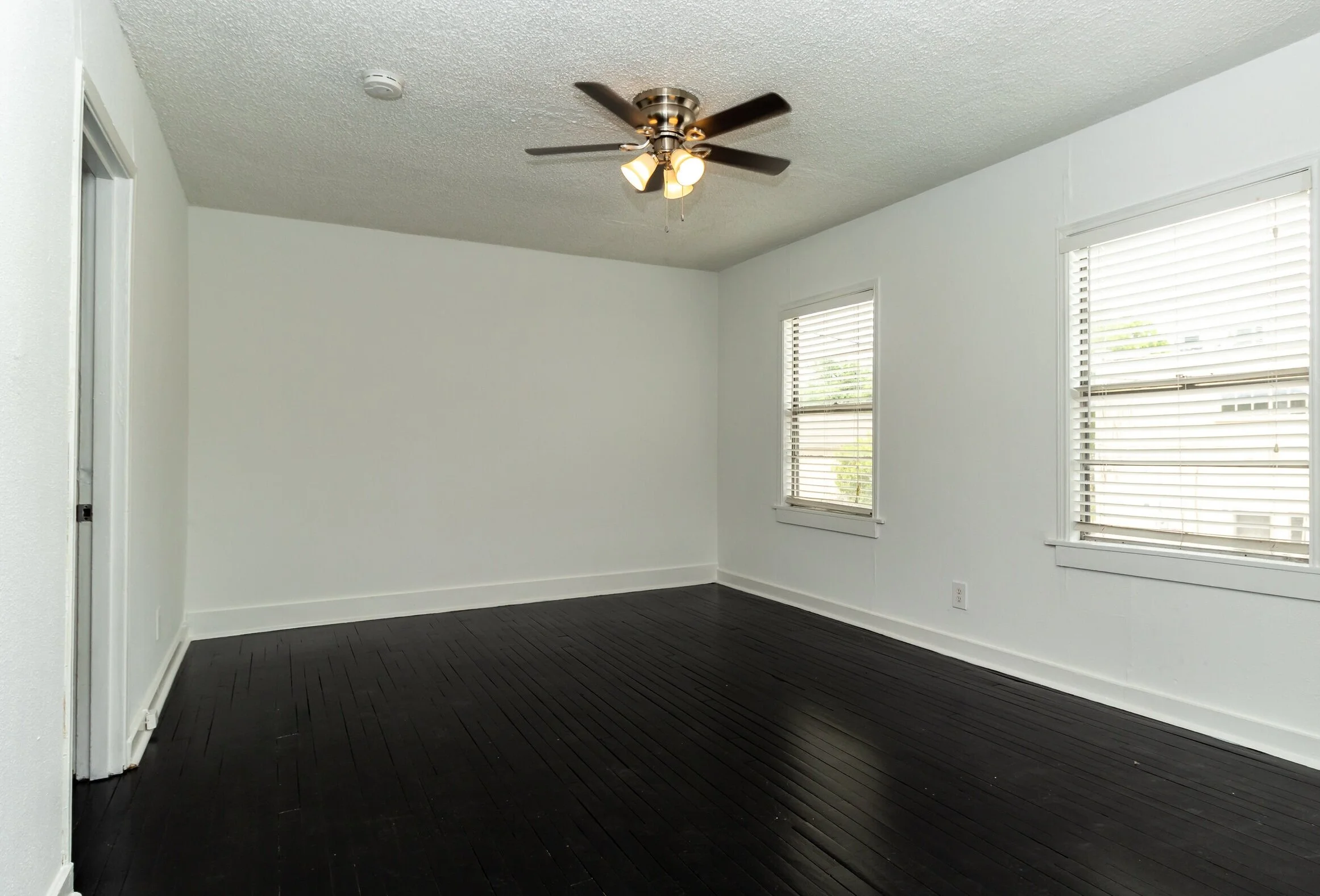 1 bedroom/ 1 bathroom $840 4506 Montrose #4- Available-8/3