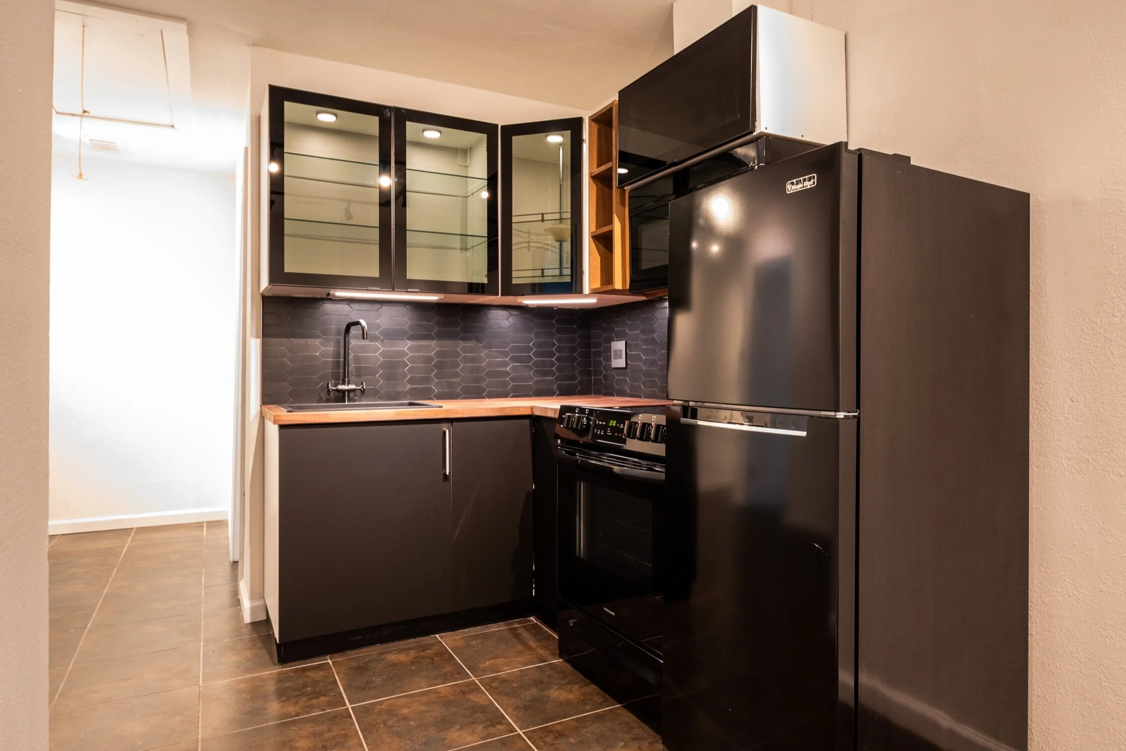2 bedrooms/ 1 bathroom $985 Truxillo Place Apartments #3- Available 9/10