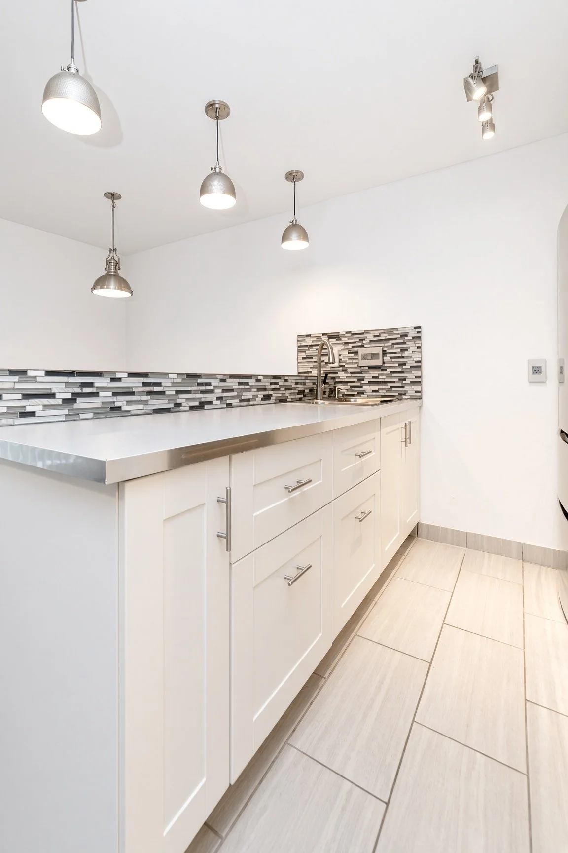  View of the kitchen adjacent from the appliances  