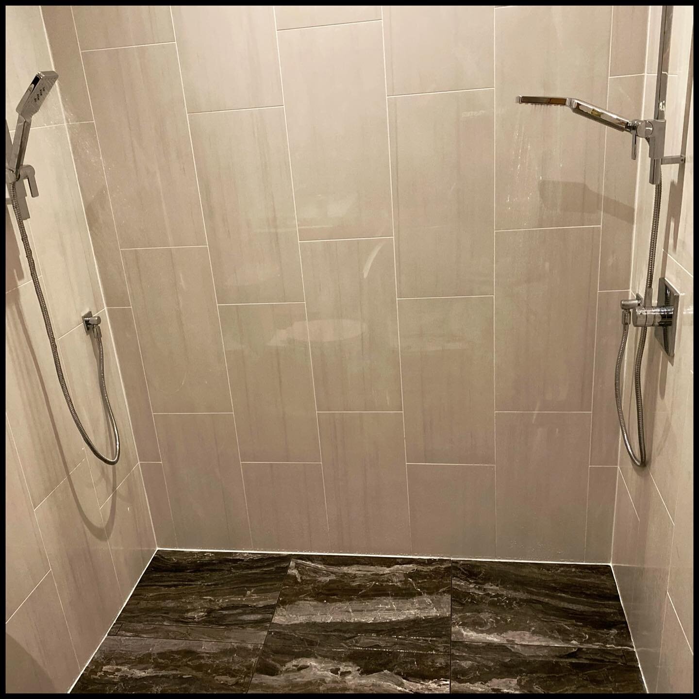 Schluter zero clearance shower, with tile able linear drain ✨ 

That&rsquo;s the good stuff right there 🏆 

#muskoka #airbnb #12x24 
#tileshower #bathroominspirations #schlutersystems  #zeroclearance  #drainer  #baeumlerapproved #beigeaesthetic #bla