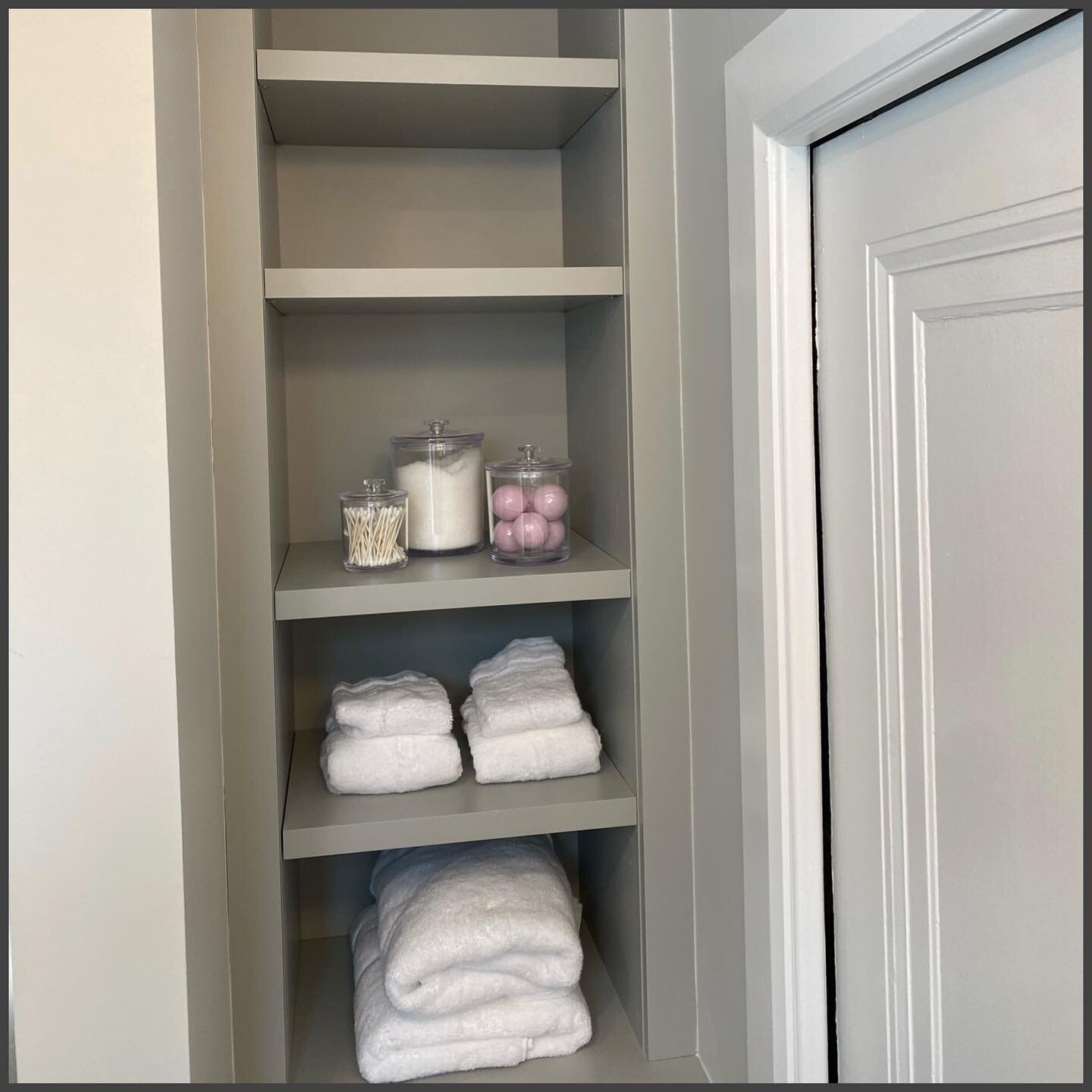 Sometimes you can find space to use where you least expect it. Here, we added the hall linen closet into the bathroom adding more useful interior space. @interiordesignbypaul finished it off with these custom built ins. We dig it, do you? 👇🏽👇🏽👇?
