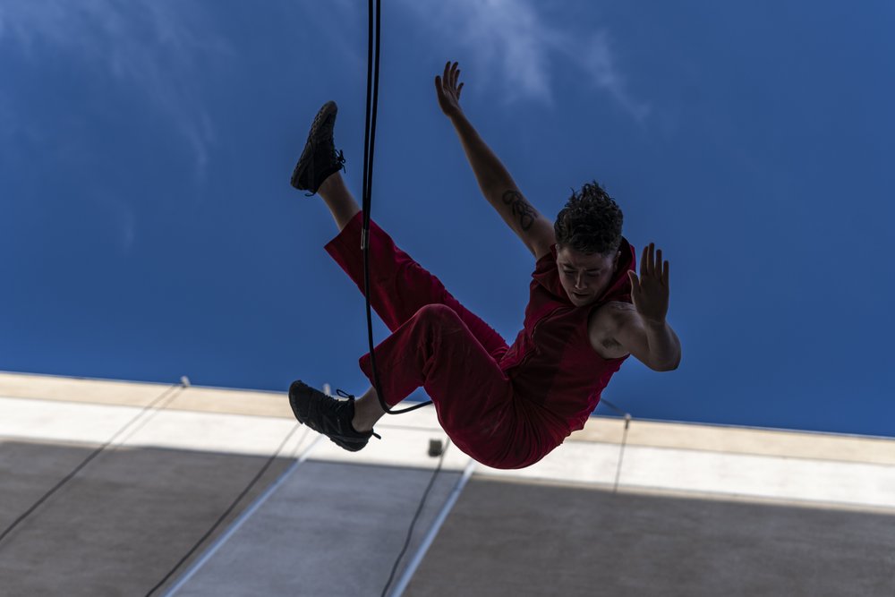  A vertical dance piece set to original live music, that weaves choreography and climbing technology with the art of textiles and ecological stewardship. Experience the museum facade transformed into a giant loom where stories, aerial movement, and a