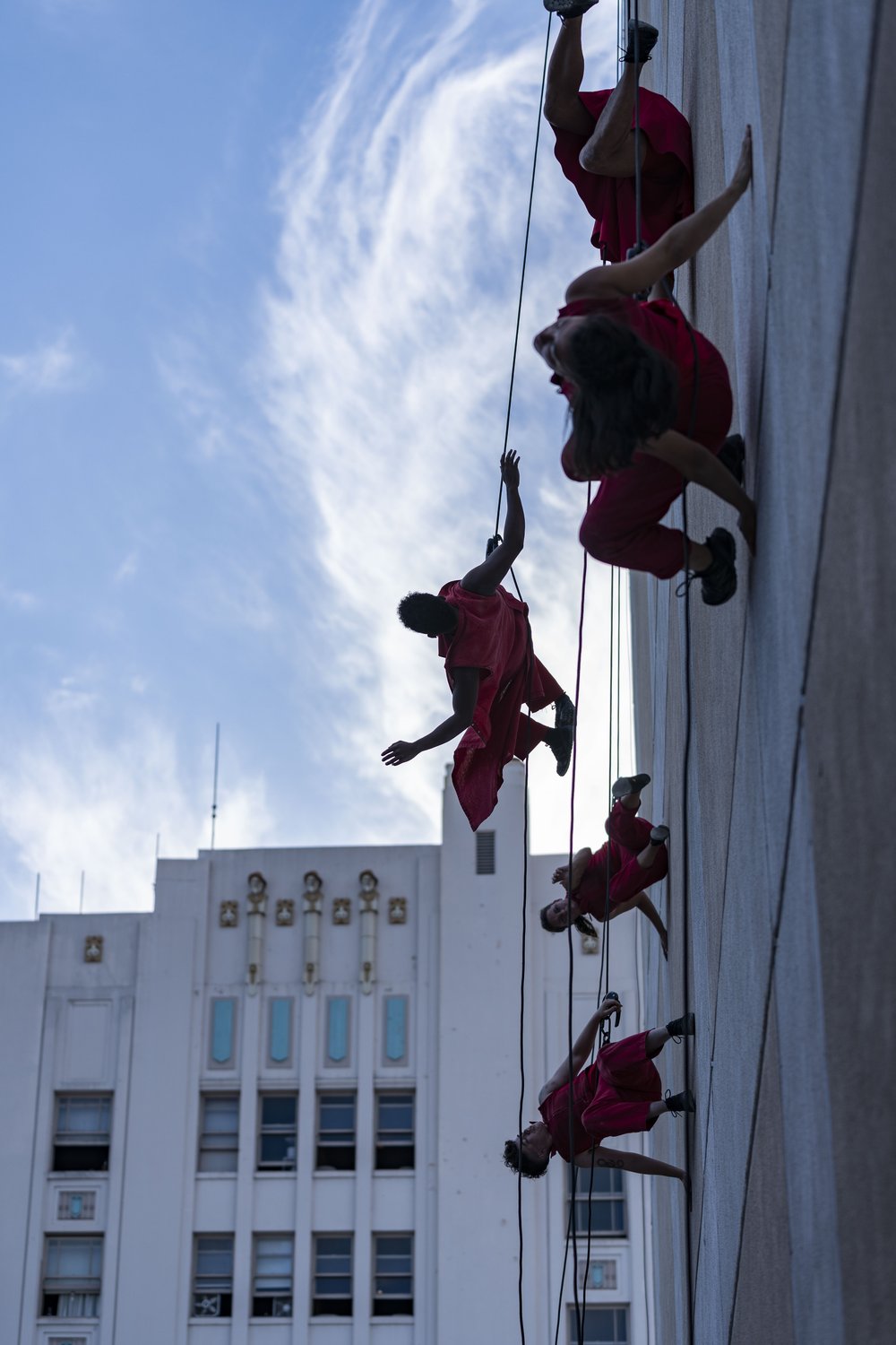 A vertical dance piece set to original live music, that weaves choreography and climbing technology with the art of textiles and ecological stewardship. Experience the museum facade transformed into a giant loom where stories, aerial movement, and a