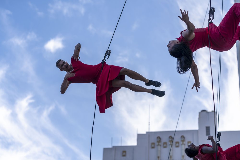  A vertical dance piece set to original live music, that weaves choreography and climbing technology with the art of textiles and ecological stewardship. Experience the museum facade transformed into a giant loom where stories, aerial movement, and a