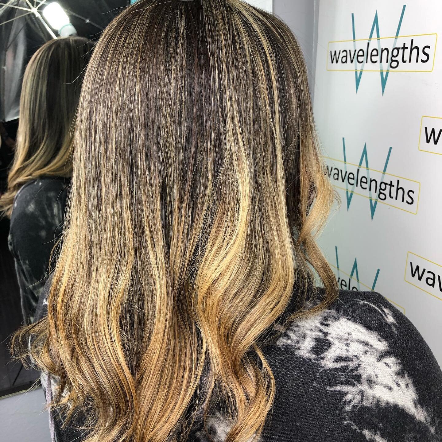 Brunette Lightening by Kunita😍
#ninthstreethair #brunetteblonde #brunettehighlights #sombre #babylights #avedacolorist #avedartist #durhamninthtreetstylist