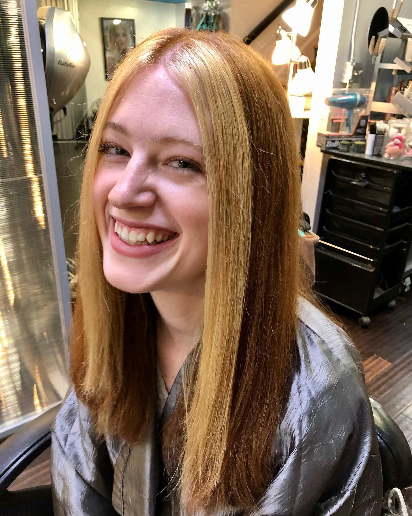 Meghan added some blonde face framing pieces to our very own Doss! Swipe to see her before; this was her first time ever coloring her hair! Come see us if you&rsquo;re looking for a fun summer change🌞
-
#wavelengths #blonde #durham #ninthstreetdurha