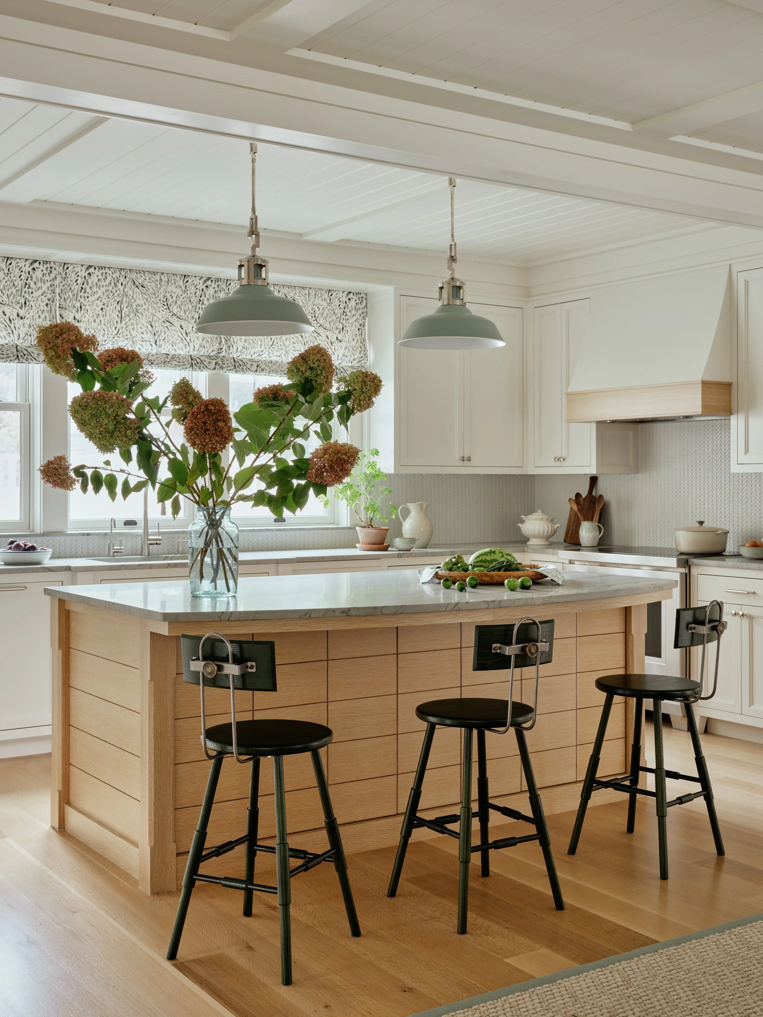 WatersEnd_KitchenIsland_CoastalHome_TasteDesignInc_PortsmouthRI_ReadMcKendree.jpg