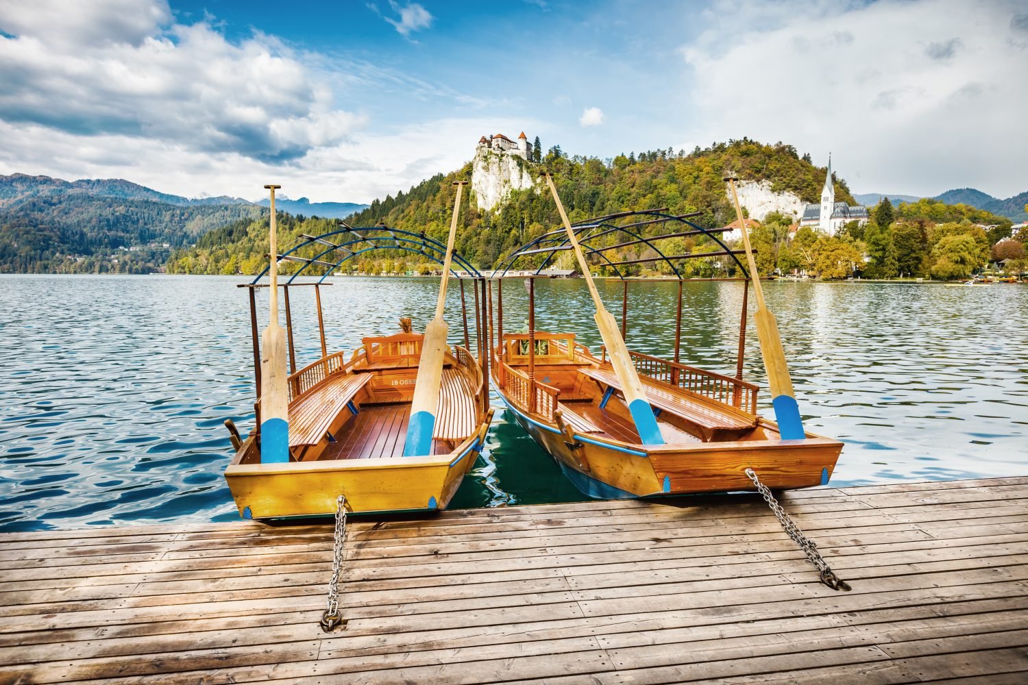 Traditional pletna boats to Bled Island2.jpg