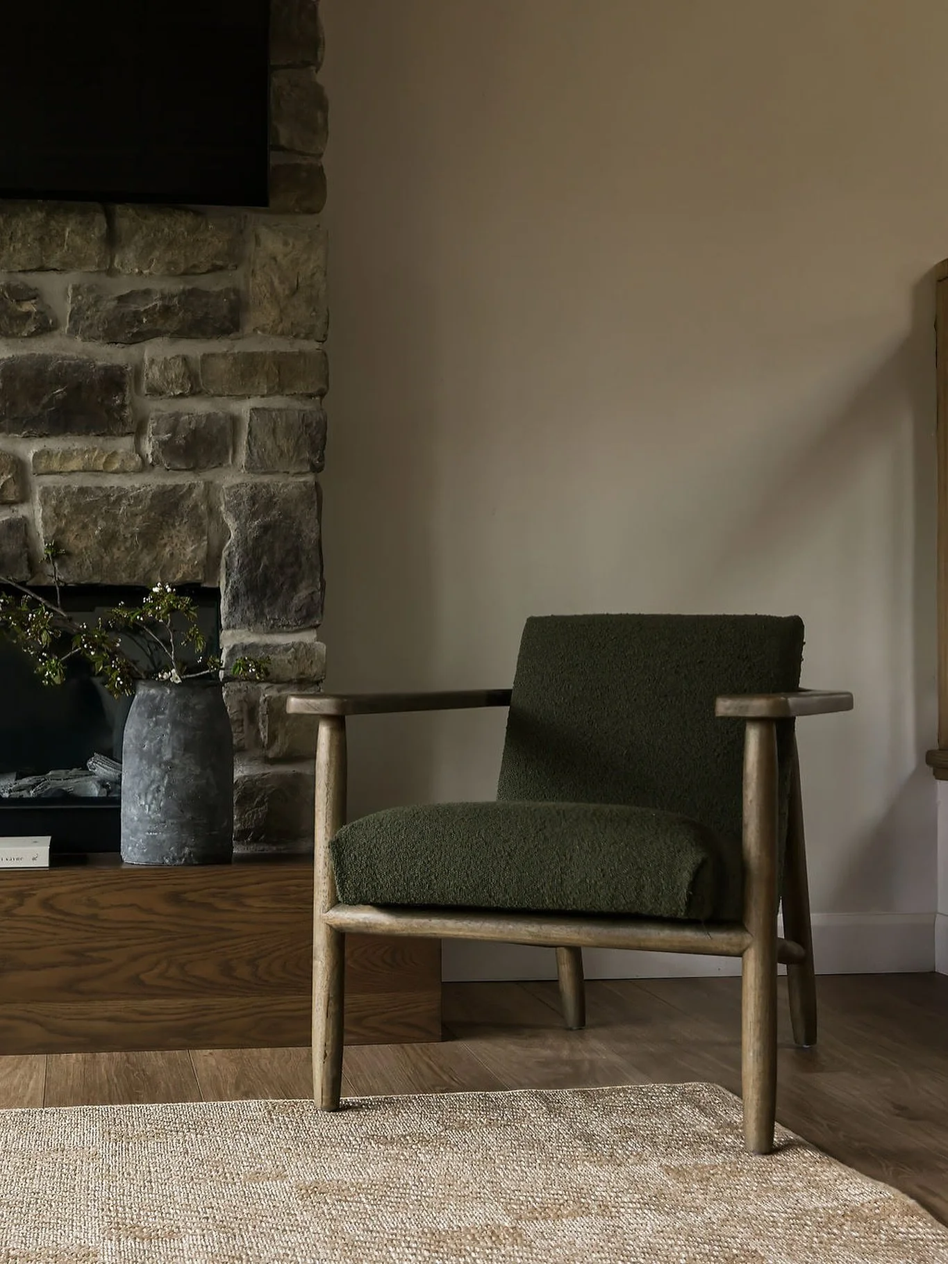 A cozy up by the fire kind of day 🍂 

@eldoradostone Moonlight Roughcut
@urbanbarn 
📷 @peachmedia_ca