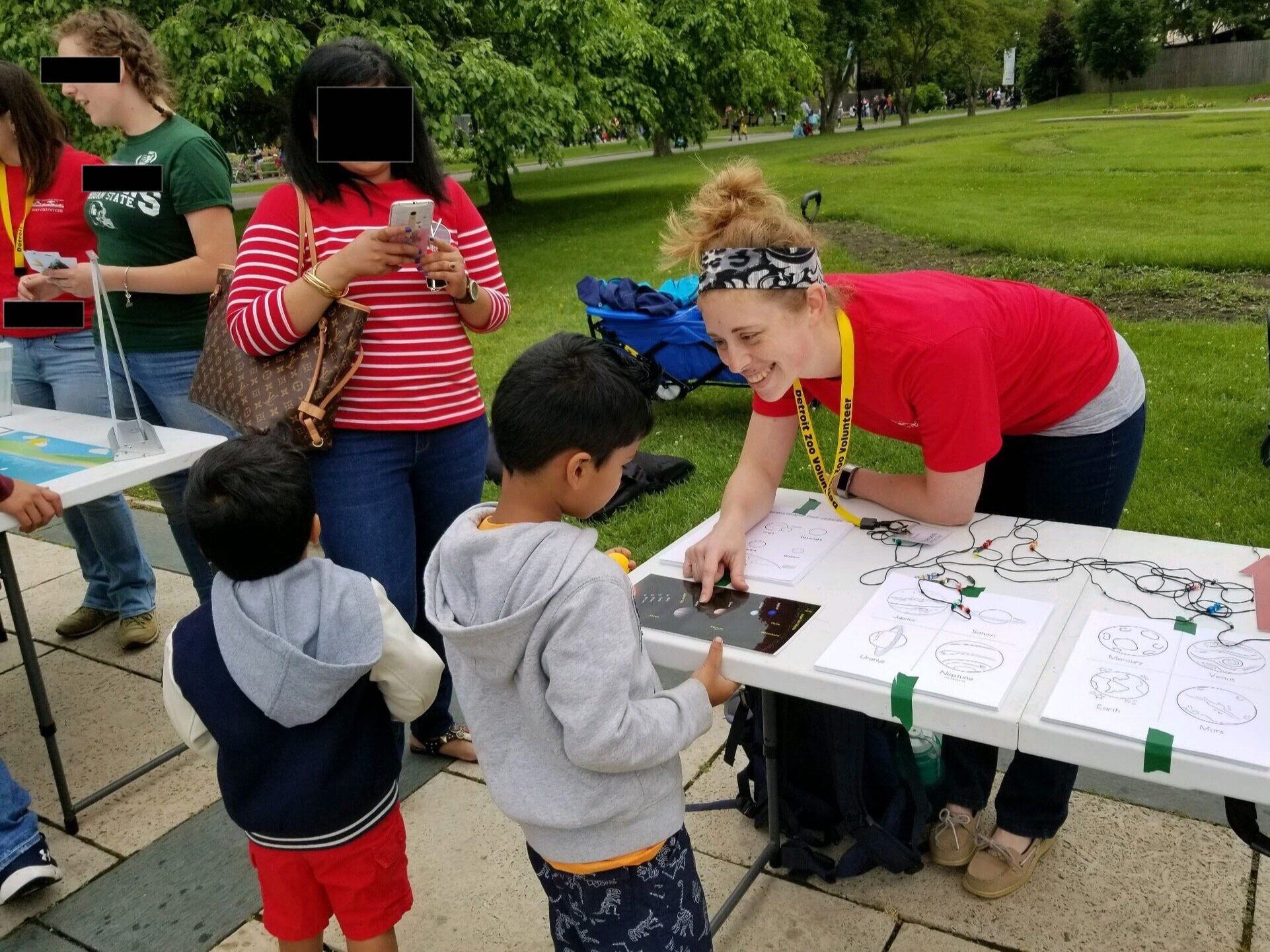斯蒂芬妮在底特律动物园教孩子和家庭关于太阳系的知识