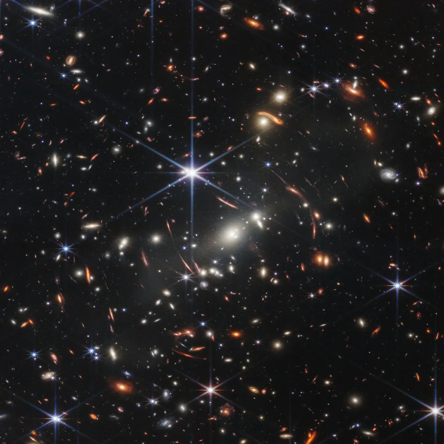 #JWST的第一张全彩图片。我越看这个图像，就越能看到更多!美丽的螺旋星系。比我们以前见过的更远的星系。星系的弧形斑点它们的光在向我们飞来的路上被弯曲了