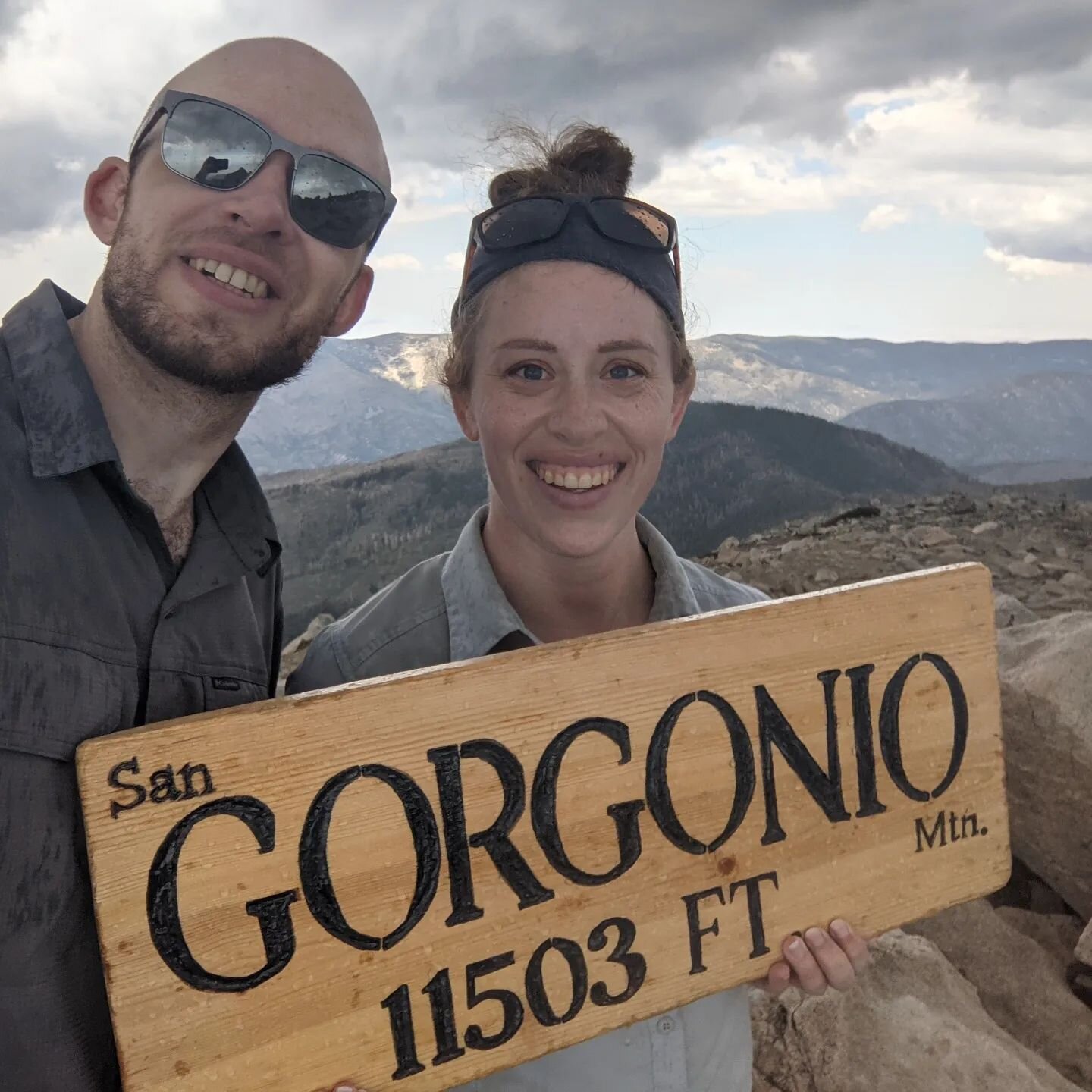 真的不想以任何其他方式度过我的30岁生日⛰️我们成功地完成了19英里的旅程，并在11,500英尺的高度登顶了圣戈尔戈尼奥!这是我最长的一次远足，也是最高的一次登顶。啊，真是累人。但绝对不可思议。