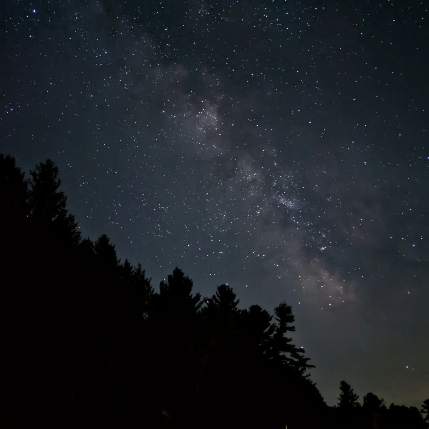 只是在密歇根州北部的这个夏天回忆银河系和国际空间站的美丽️‍#夜空摄影#夜空#天体摄影#天文学#空间站#shotongooglepixel #业余天体摄影