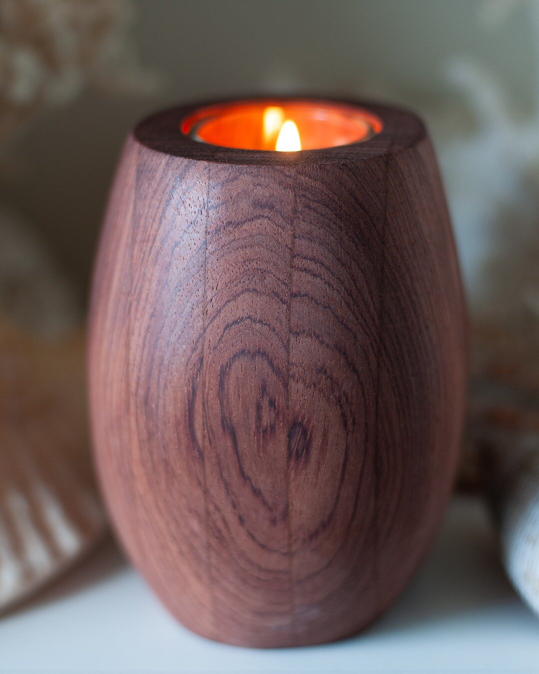 A testament to the synergy of form and function, our Votive cup is lovingly handcrafted from solid hardwood. Its unique design speaks of timeless elegance, while its functionality as a votive holder brings a touch of tranquility into your space. 
Lig