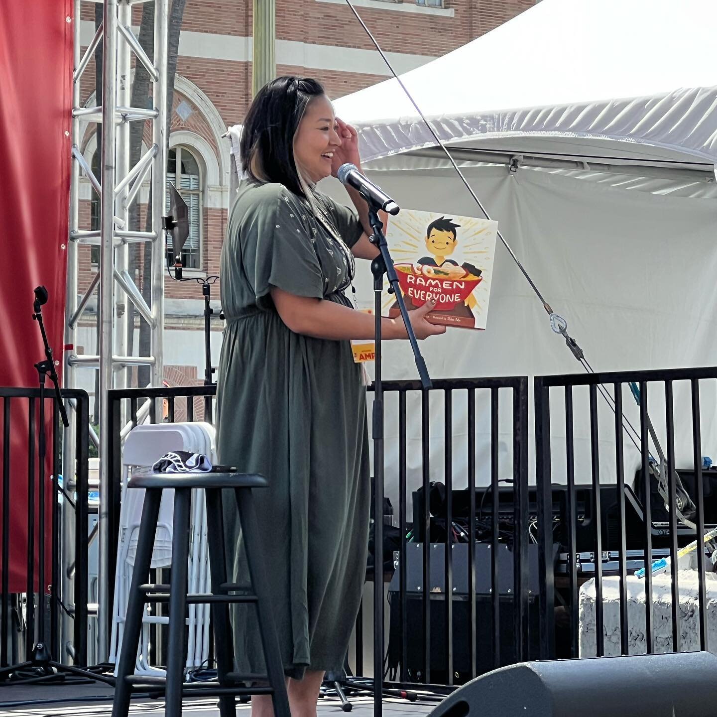 We loved to see @shihopate Shiho Pate read @ediblewords Patricia Tanumihardja's RAMEN FOR EVERYONE to a massive crowd and teach us how to say some words in Japanese! 

Although animal names were a popular request 🐱 🐶 🐊 Shiho also taught us how to 