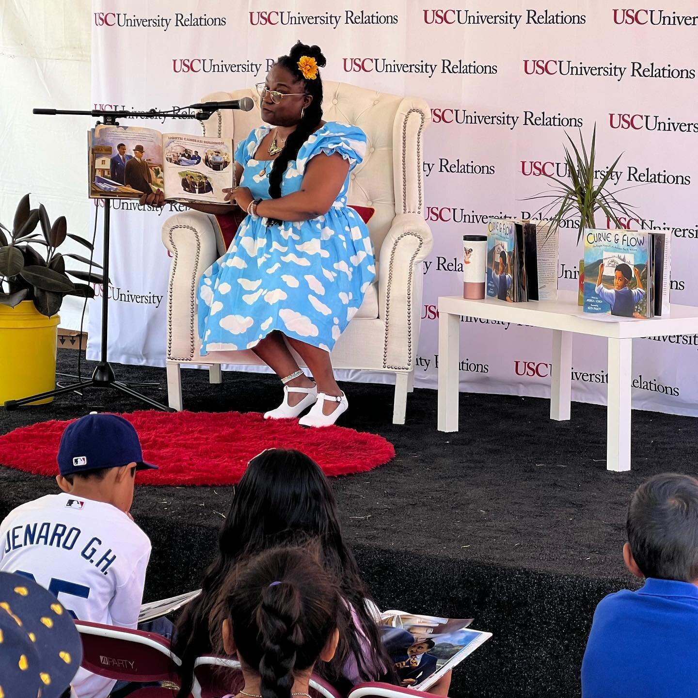 Author and our very own board member @andreajloney had young readers enthralled with the story of resilience in CURVE AND FLOW: The Elegant Vision of L.A. Architect Paul R. Williams at the USC Friends and Neighbors Stage. 🏡 

From Sun 4/23 at #bookf