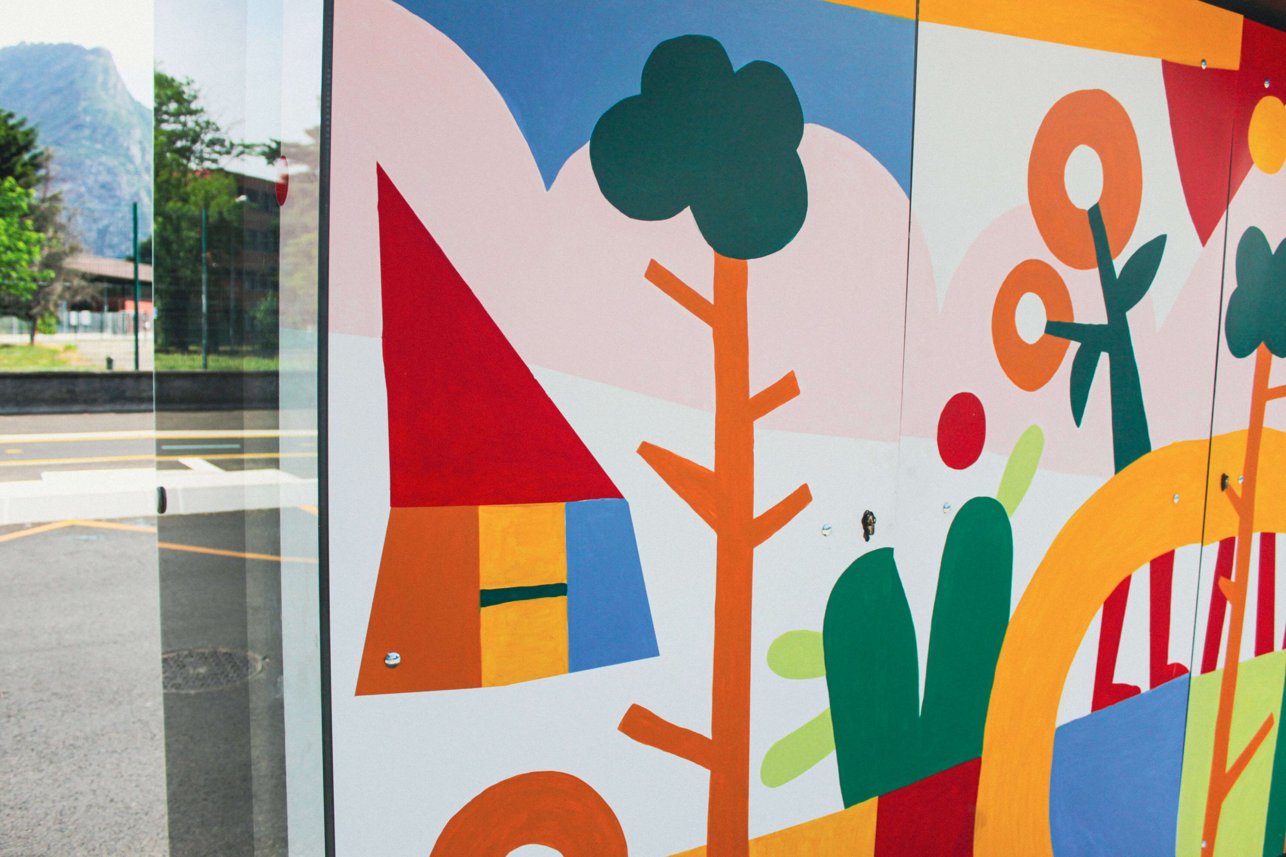 Zoom sur un détail de la fresque qui habille l'armoire electrique de l'arret de tram  Charles Michel