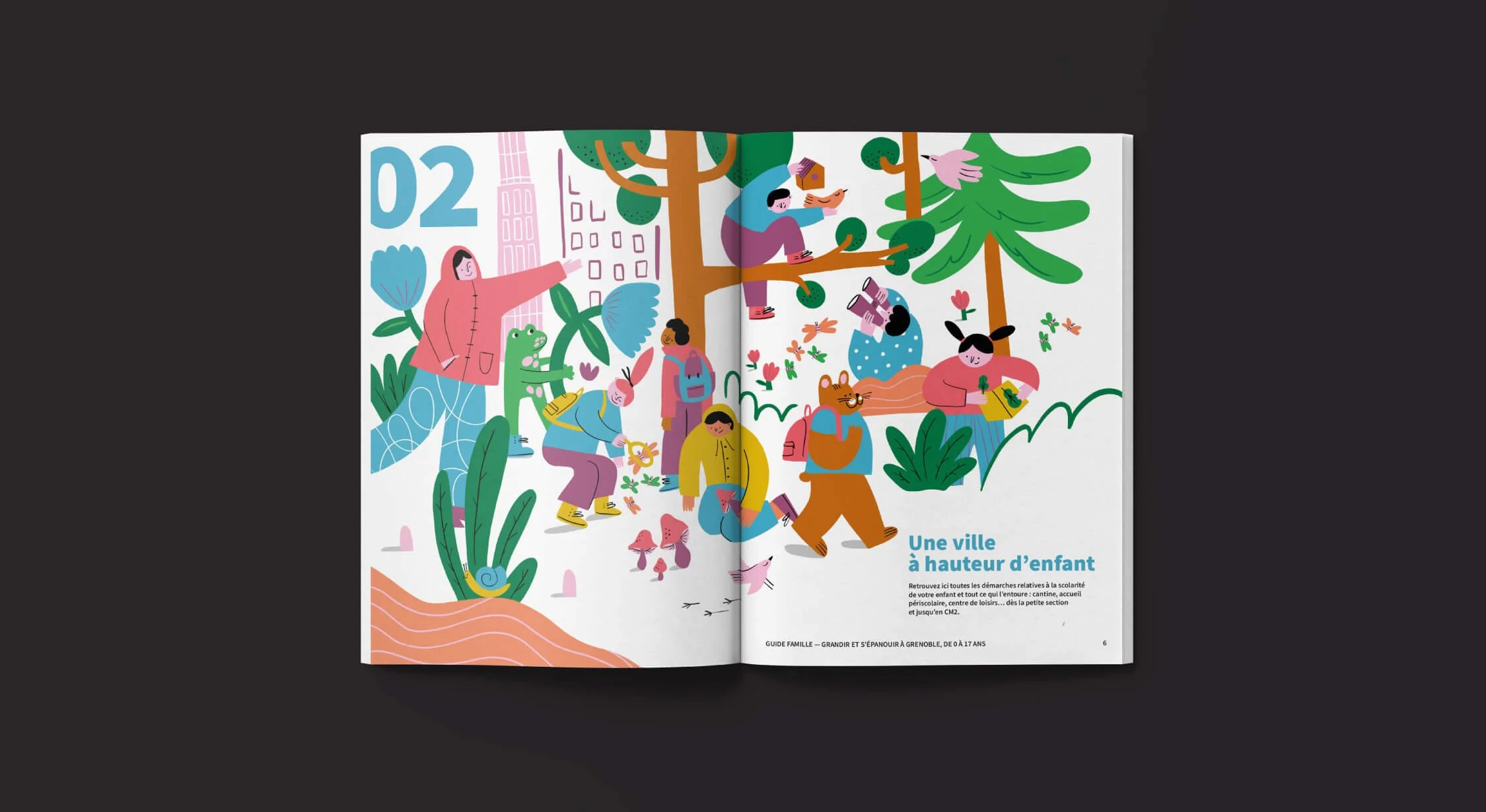 Un guide ouvert sur une double page avec une illustration qui joue dans la foret ou dans un parc