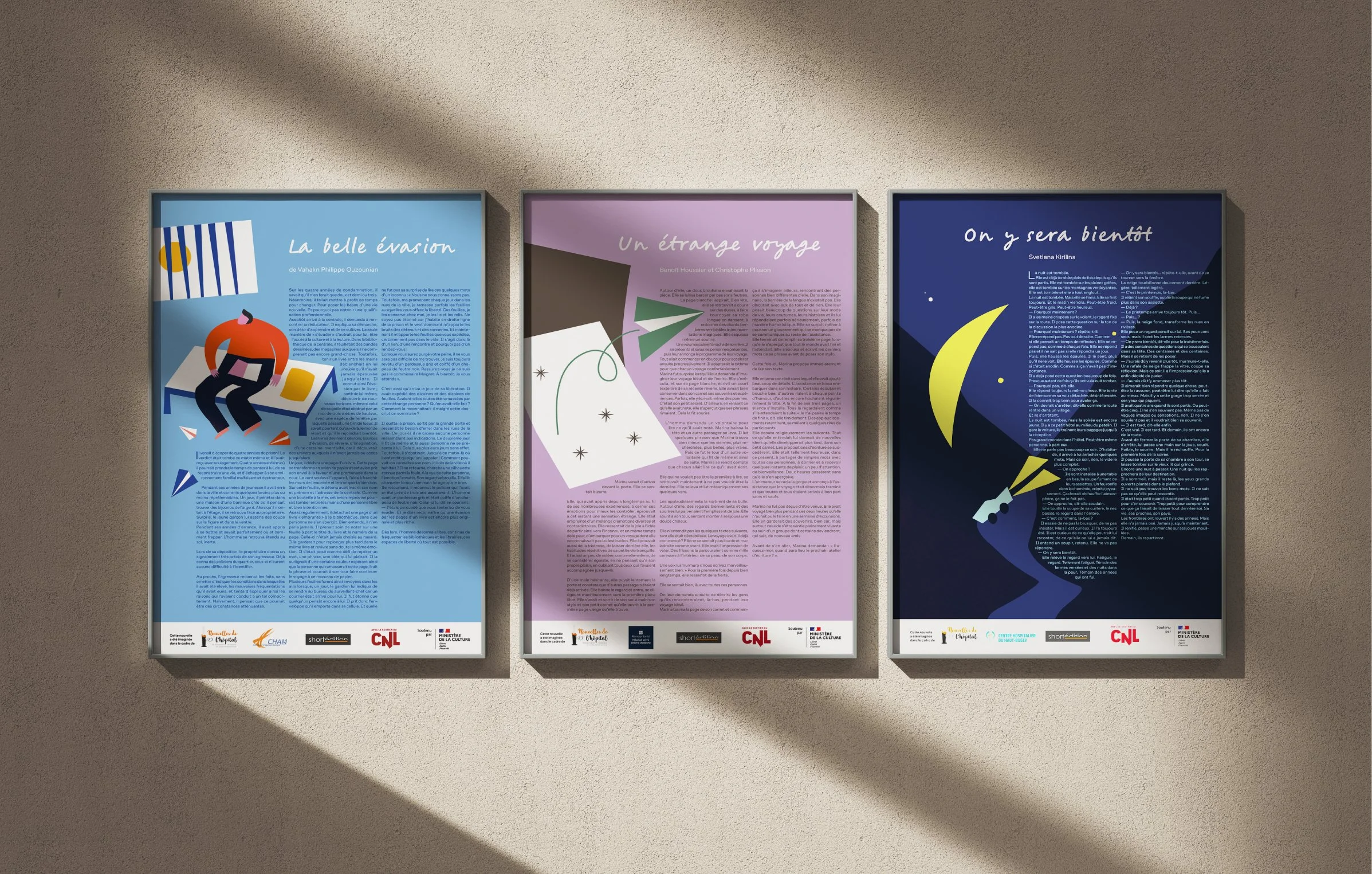 Trois affiches de textes littéraires, chacune avec un fond de couleur différente, bleu, mauve, et bleu foncé, accrochées au mur. Illustrations simples accompagnent chaque texte, incluant des éléments comme un personnage assis, une flèche en papier, et une lampe de poche éclairant une lune. Logos en bas de chaque affiche.