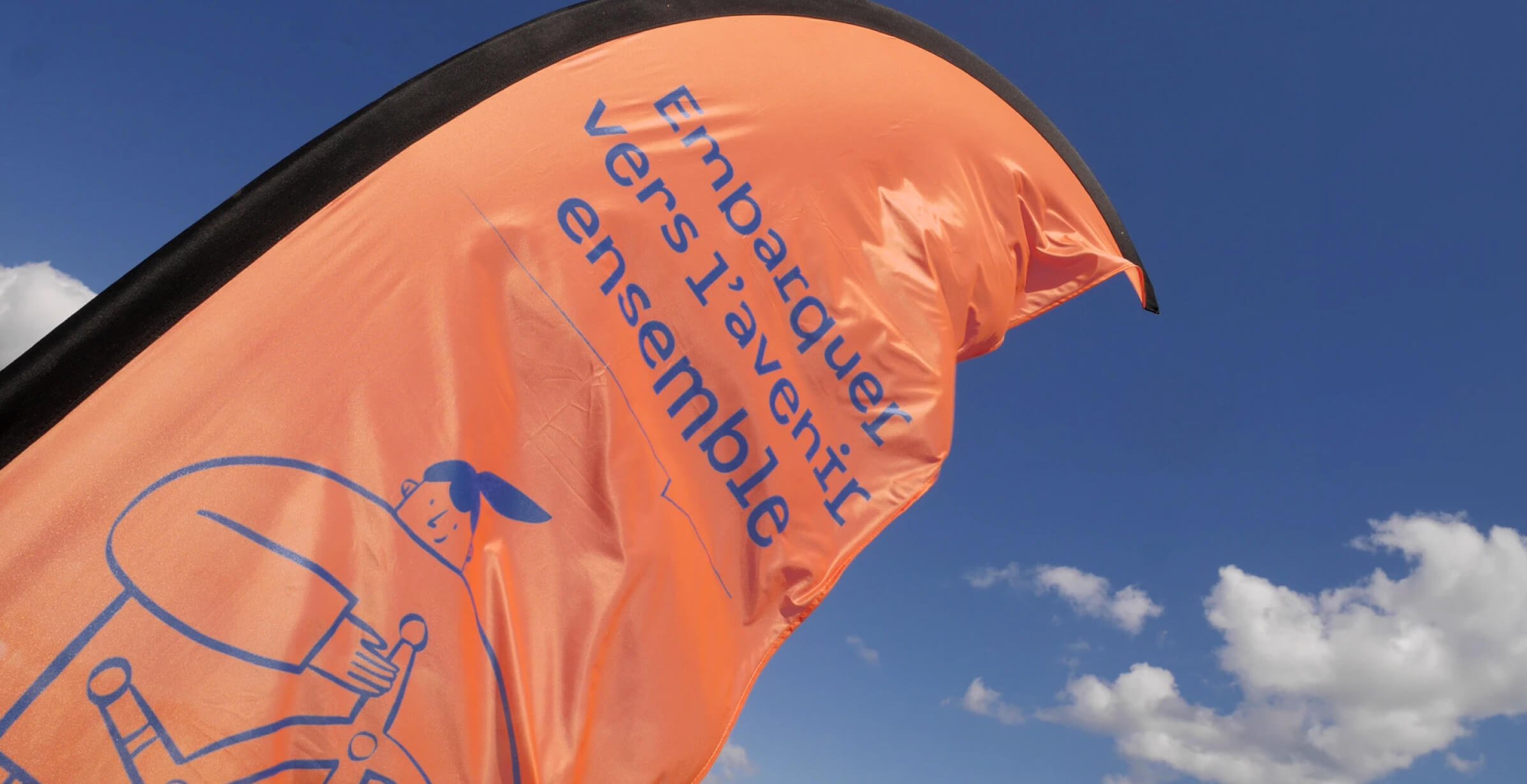 flamme avec la nouvelle identité visuelle, un fond oranhe, la typographie et une illustration