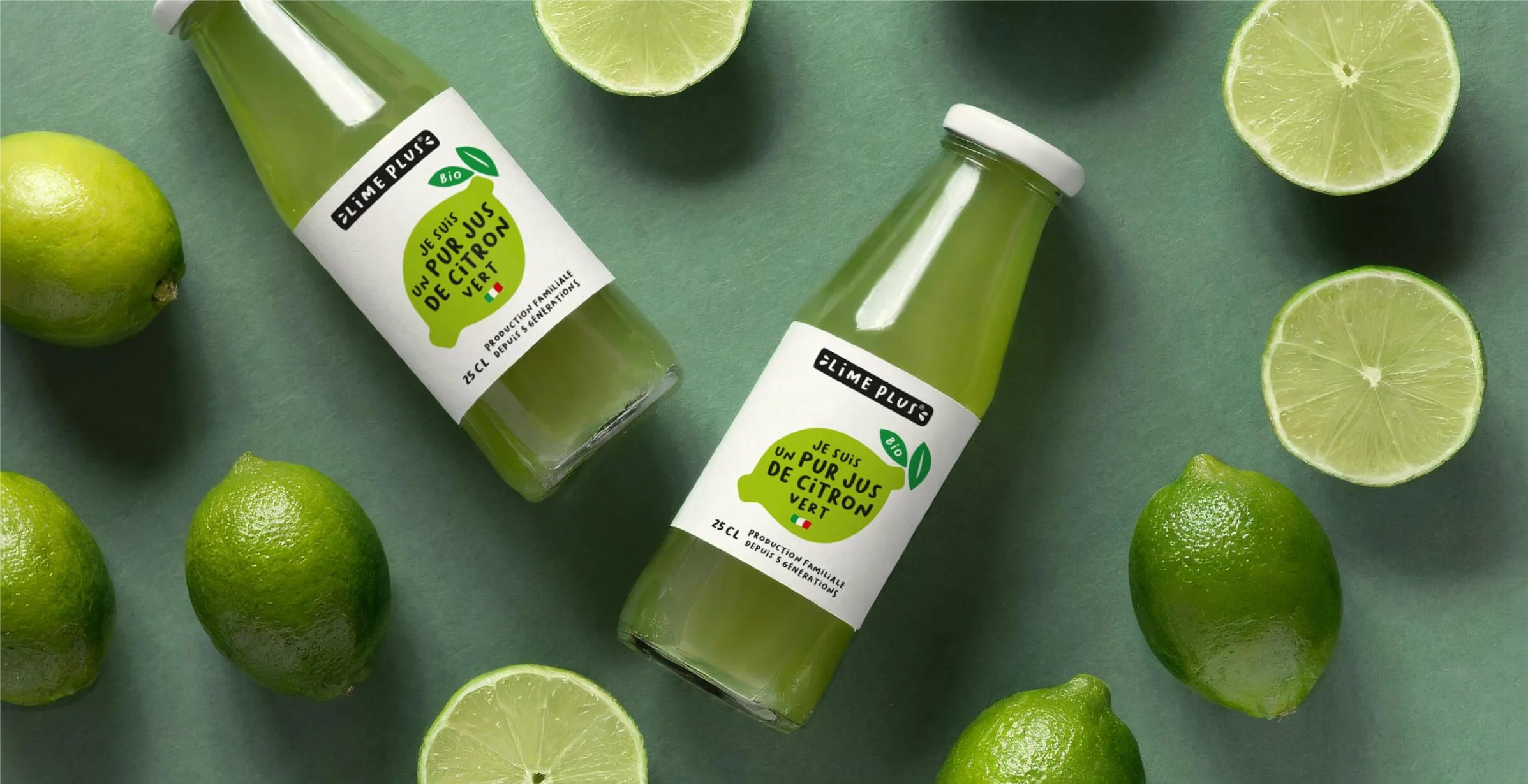 une gamme de bouteille de jus de citron vert posé au milieu de citrons