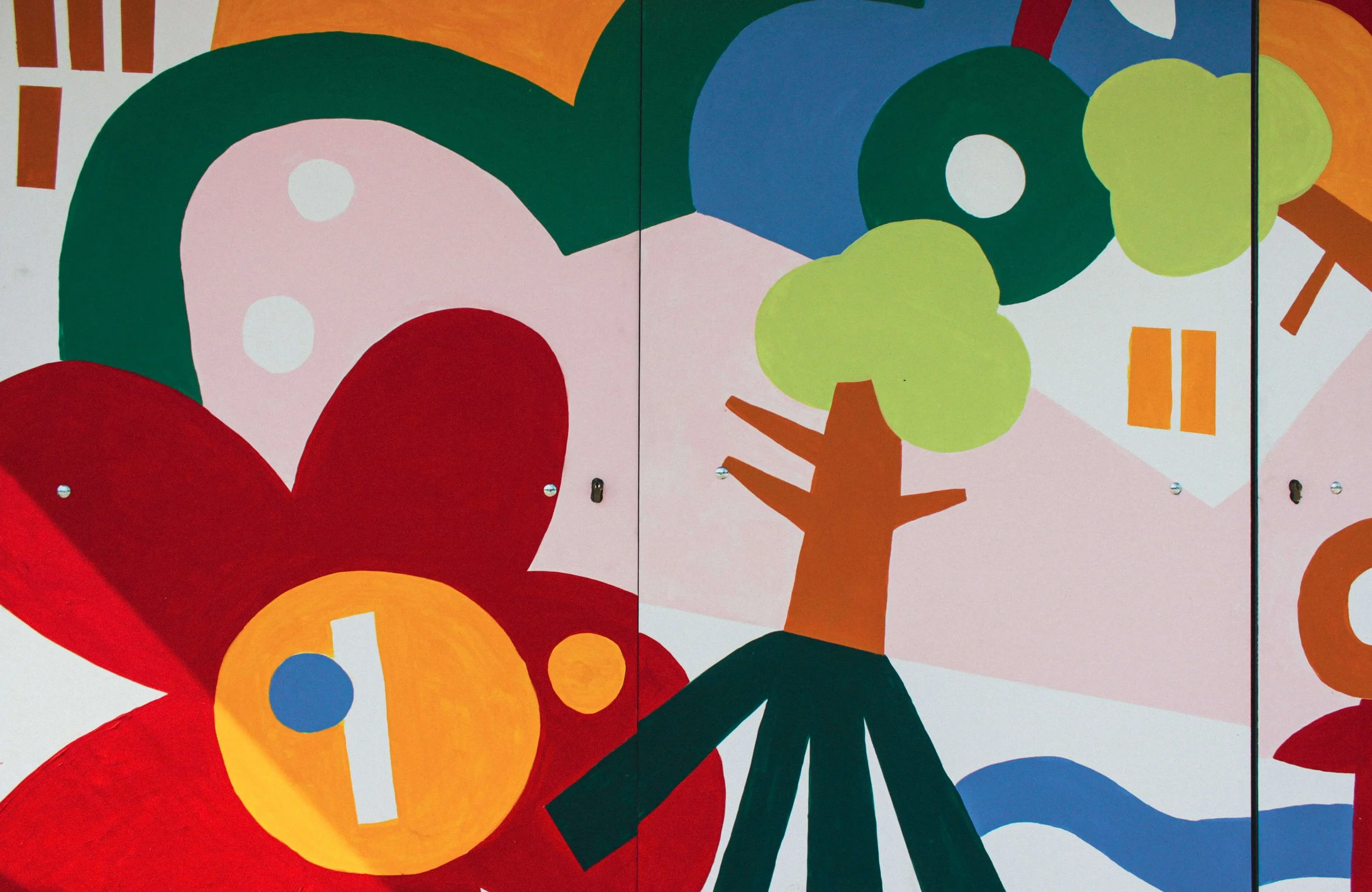 Zoom sur une partie de la fresque qui recouvre une armoire electrique