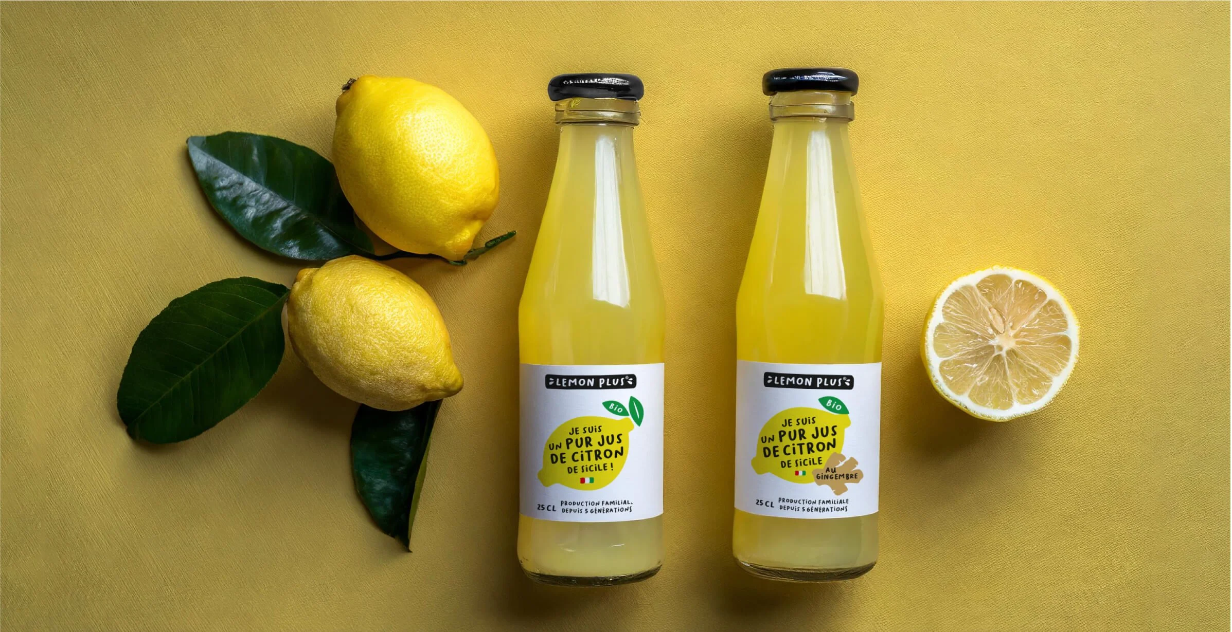 Bouteille de citron gingembre posé sur un fond jaune