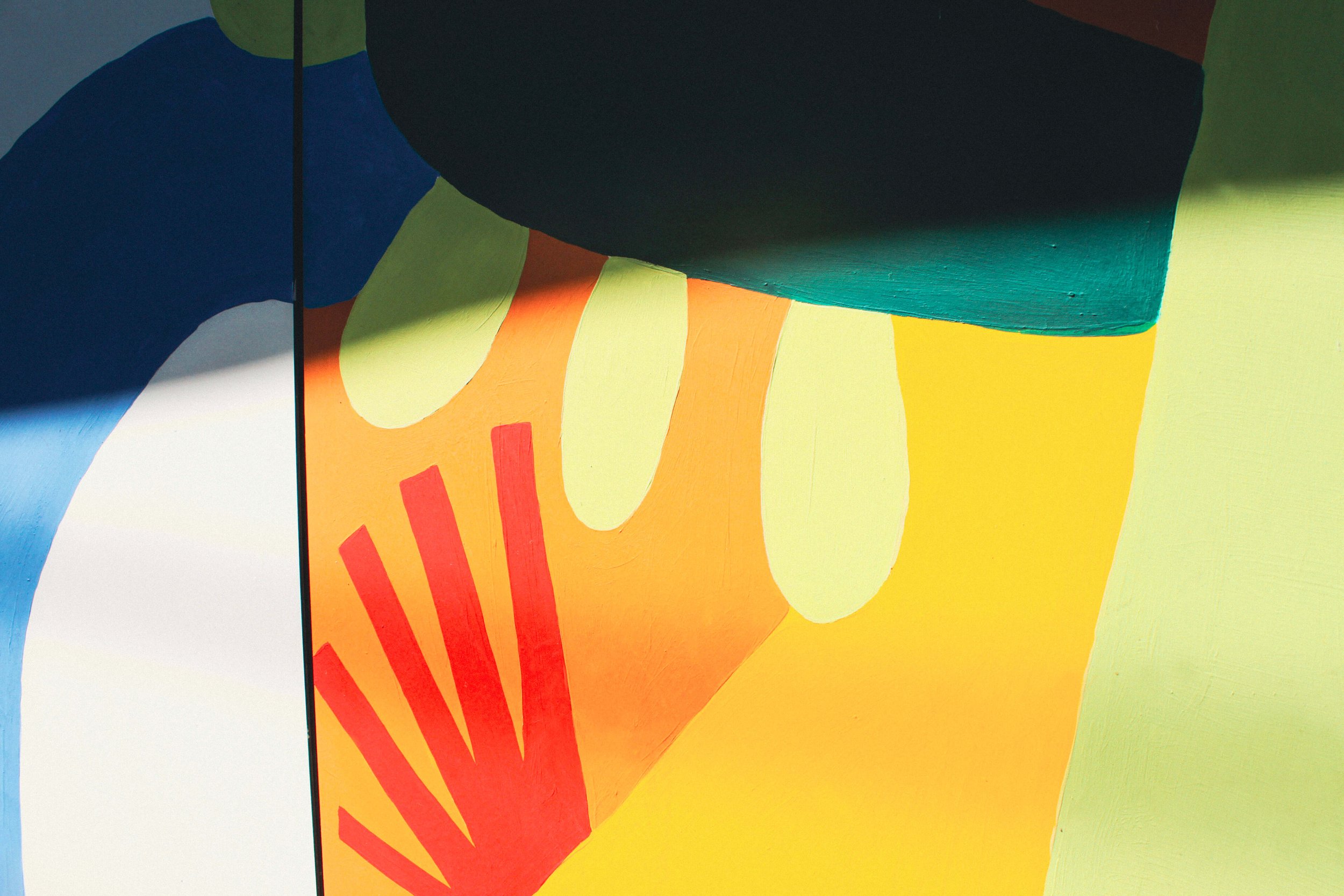 Zoom sur un détail d'une fresque colorée en peinture