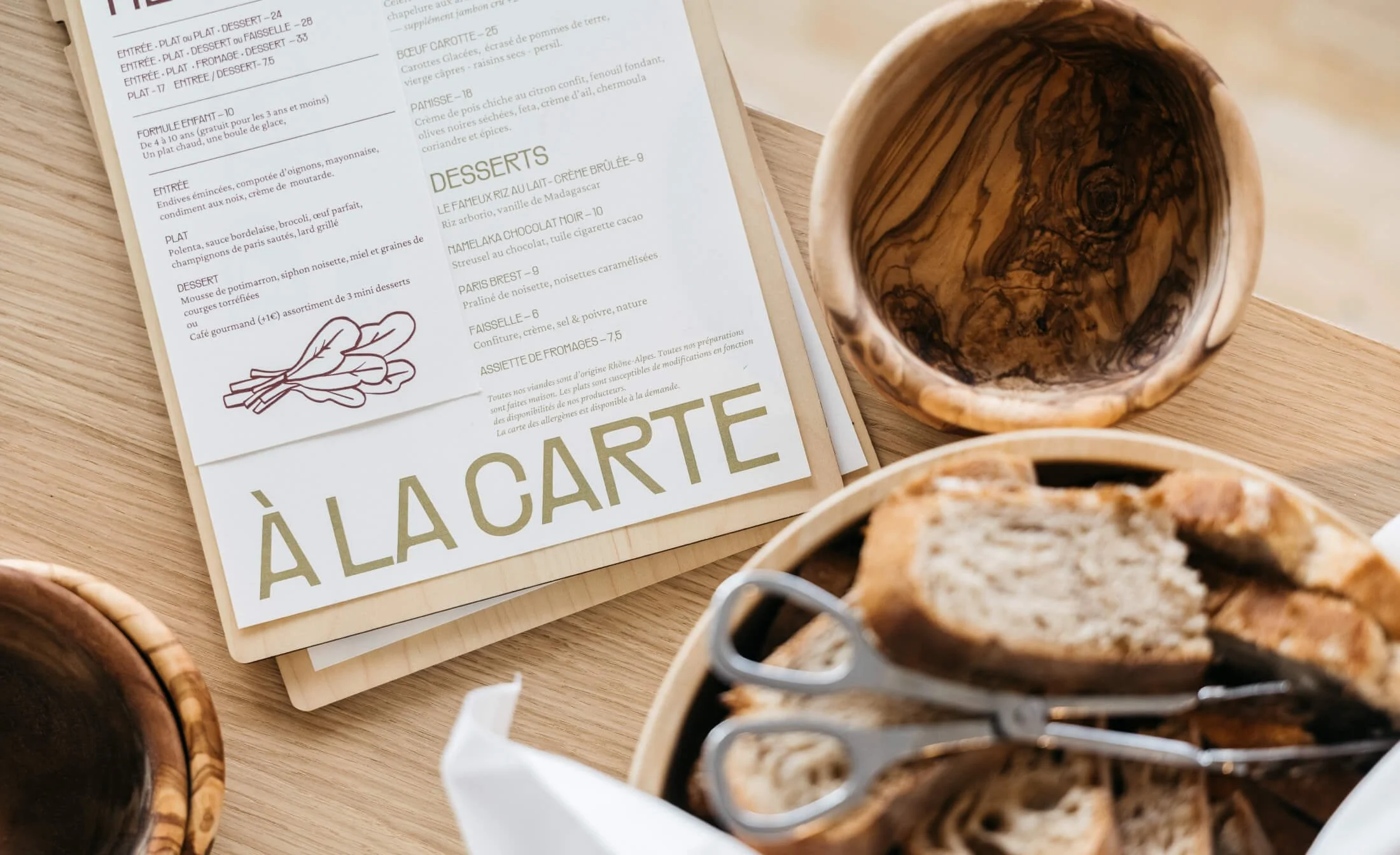 Table avec du pain et le menu posé