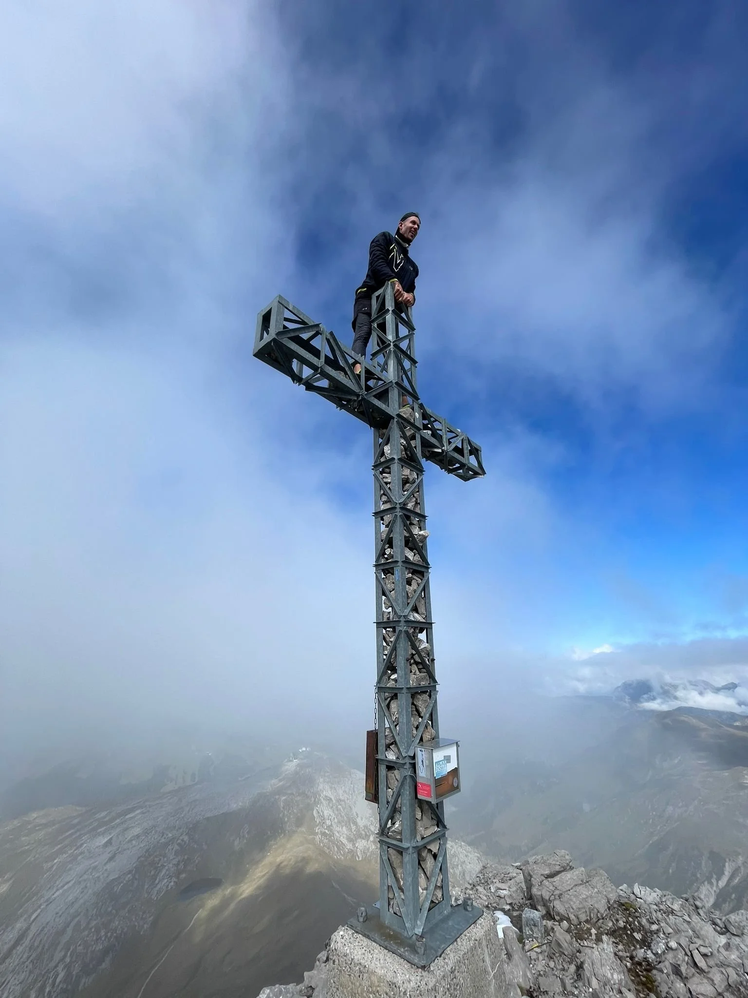 Hiking, Max Tschudi.jpg