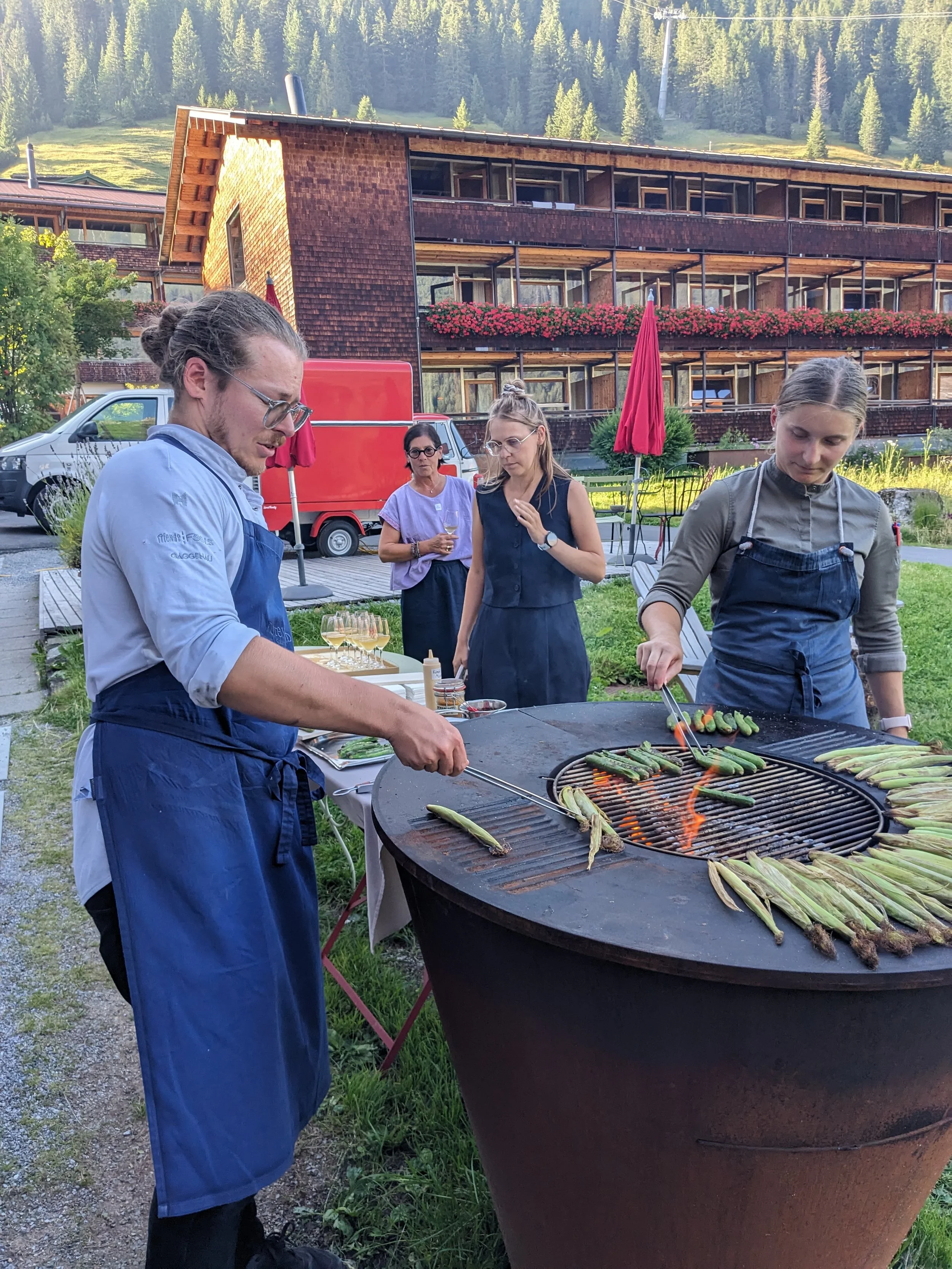 bbq friend's and fools, rote wand, jamie unselm,.jpg