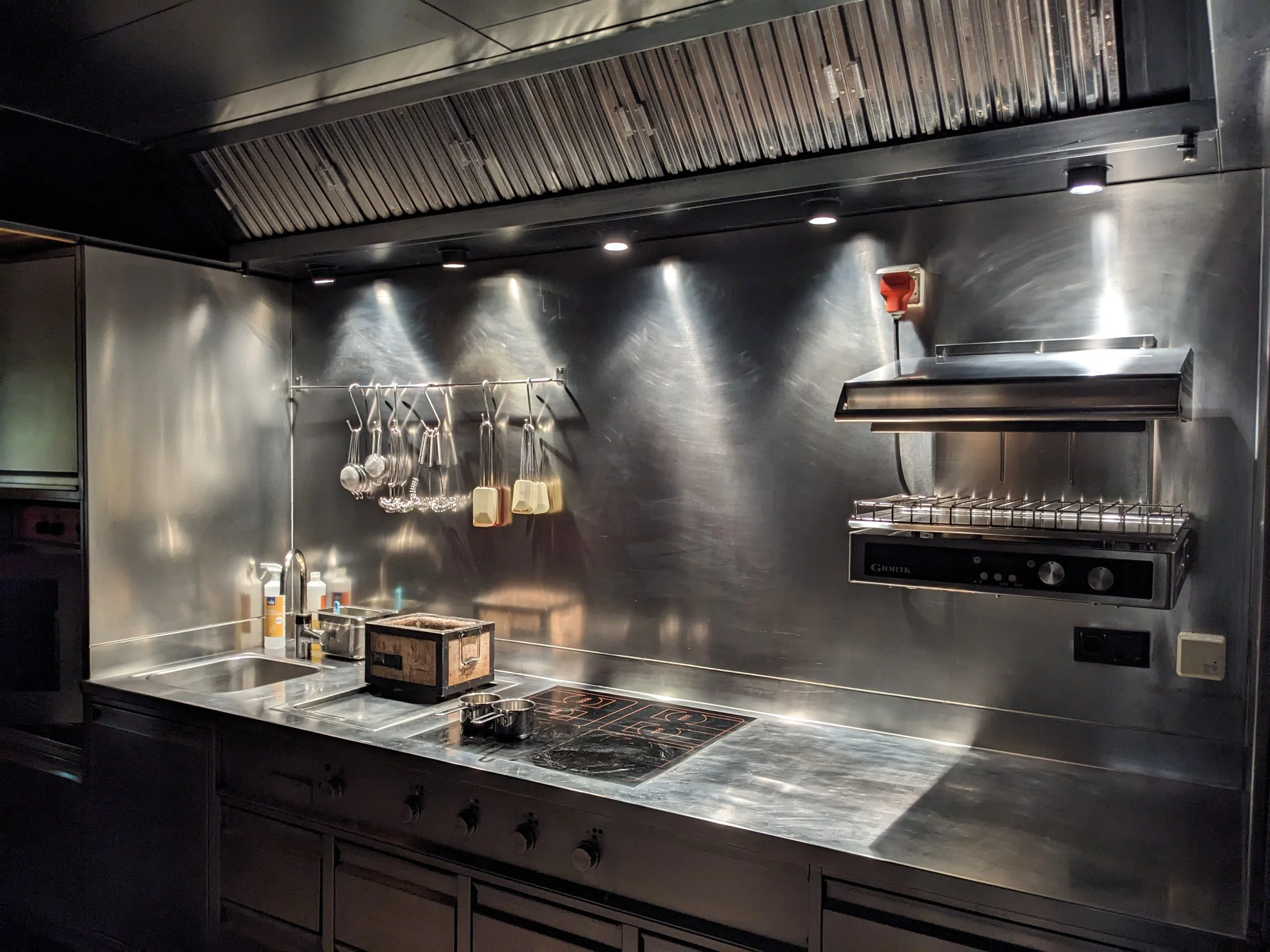 Kitchen, Rote Wand Chef's Table, Julian Stieger, Michelin.jpg