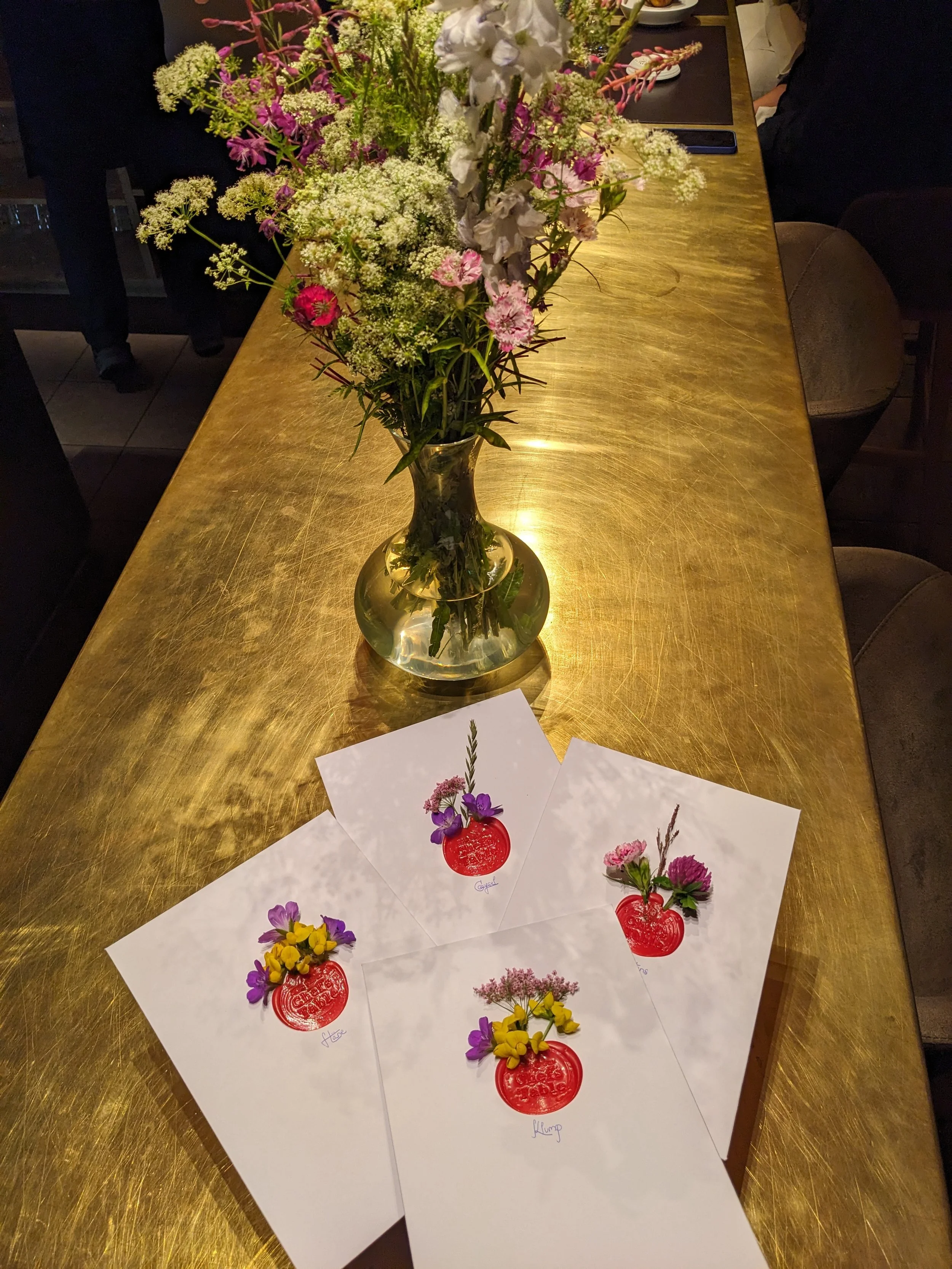 envelopes, flowers, menu, rote wand chef's table, max tschudi.jpg