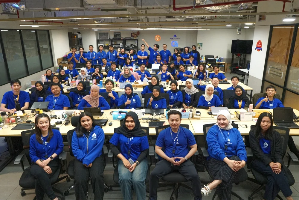 Foto bersama tim AHA Commerce di lantai kantor Jakarta