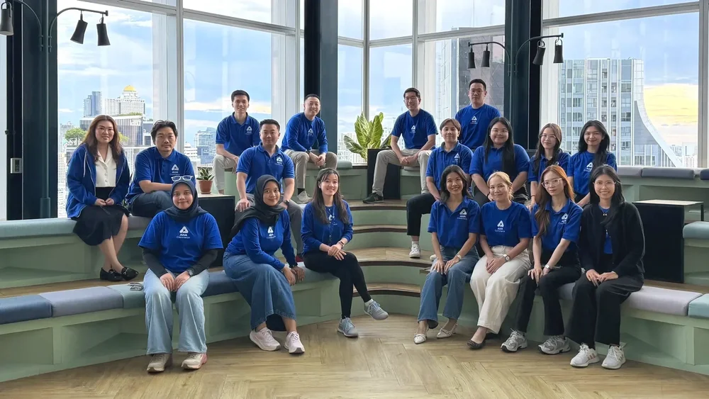 Tim AHA Commerce Thailand di kantor Bangkok dengan latar gedung kota