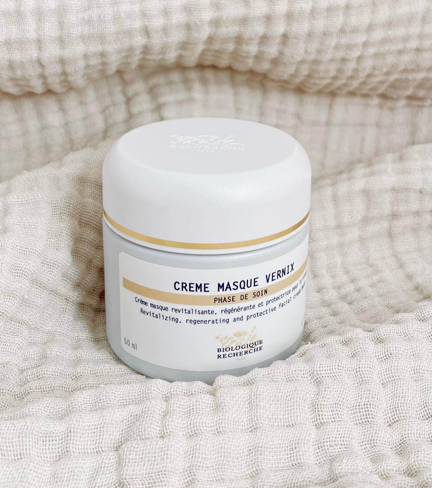 En absolut favorit blandt vores behandlere og kunder 🌟

Men hvorfor er denne maske s&aring; unik?

Masken kan enten bruges som natmaske eller en creme, hvis man har brug for intensiv pleje af huden.  Den genfugter, reparerer og reducerer vandtab i h
