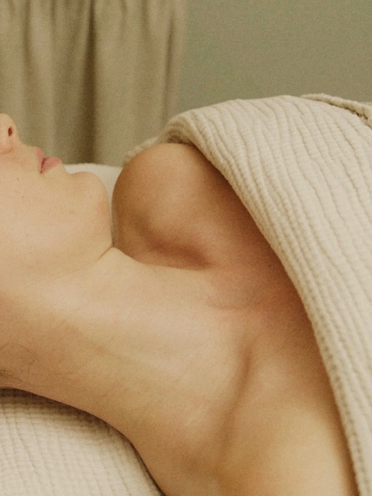 N&aring;r stress p&aring;virker huden, kan det komme til udtryk som r&oslash;dme, reaktivitet og inflammation.
 Det er hudens signaler &ndash; ikke fejl.

Lad os f&aring; ro p&aring; huden igen.

Book din tid via link i bio 💛