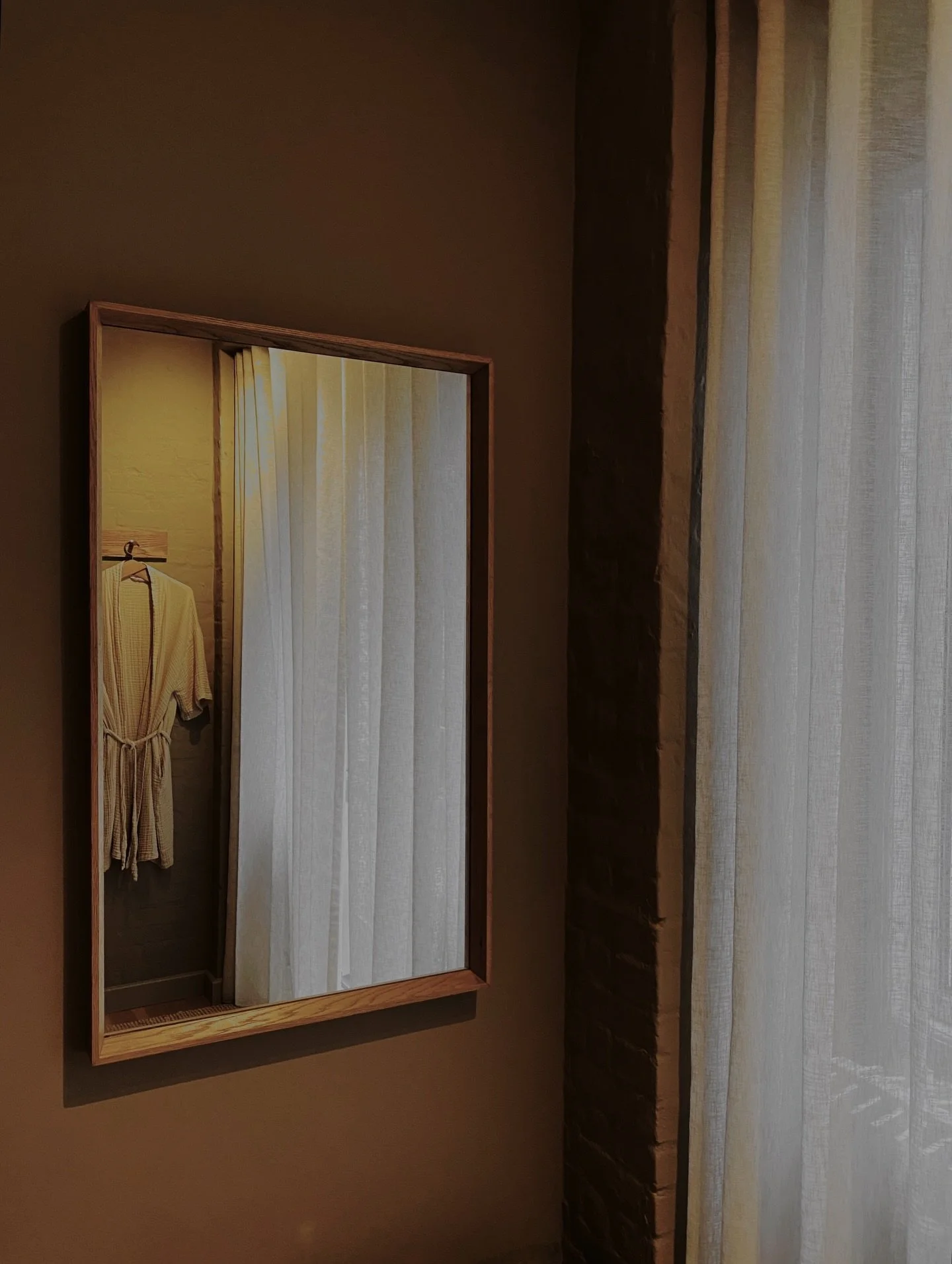 Vi skaber plads til pauser og til at l&aelig;re din hud at kende ☁️

Book tid via link i bio 🤎