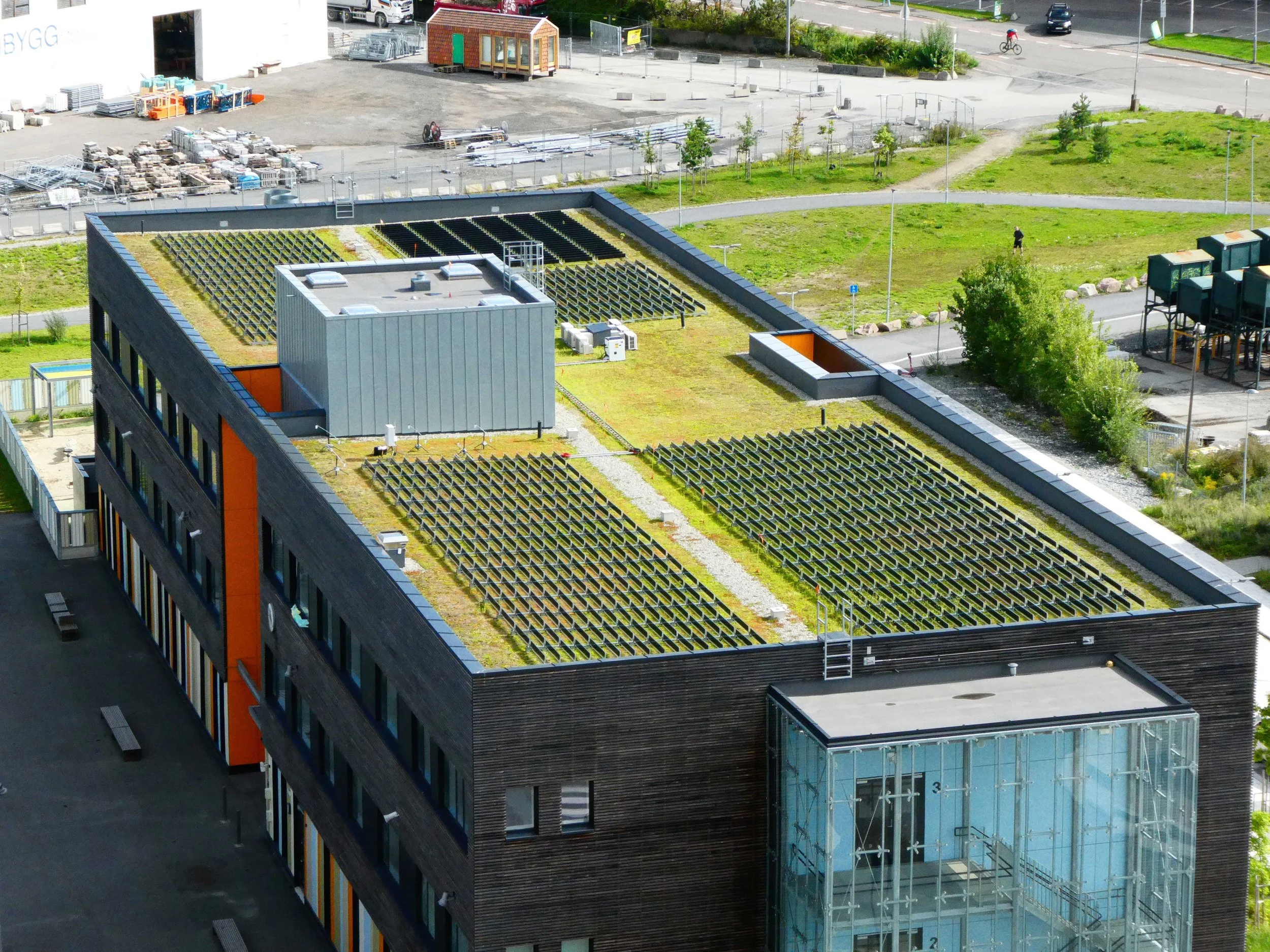 Green roof and Over Easy units at Løren skole-gigapixel-standard v2-2x.jpg