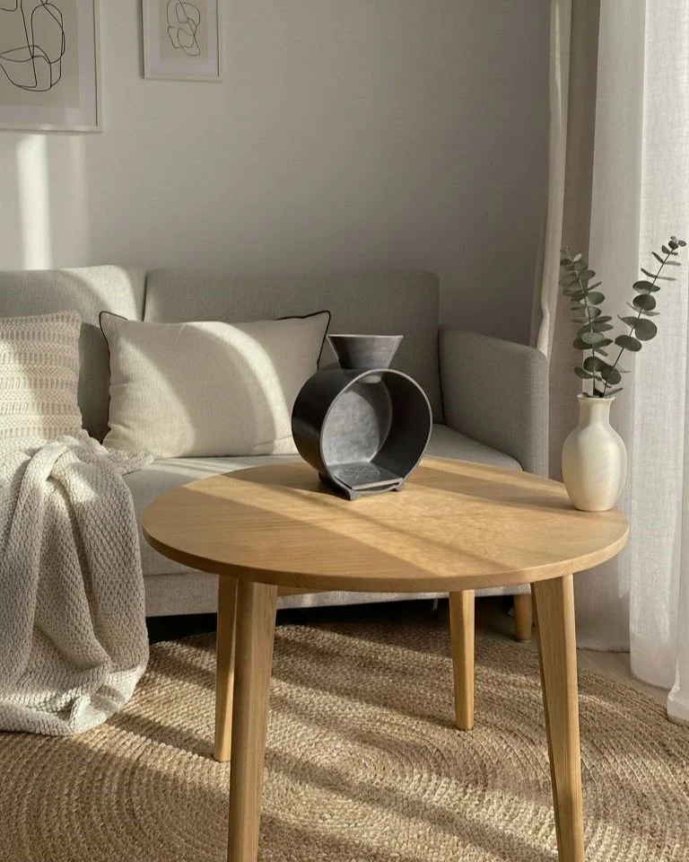 Cafetera gris en salon calido.jpg