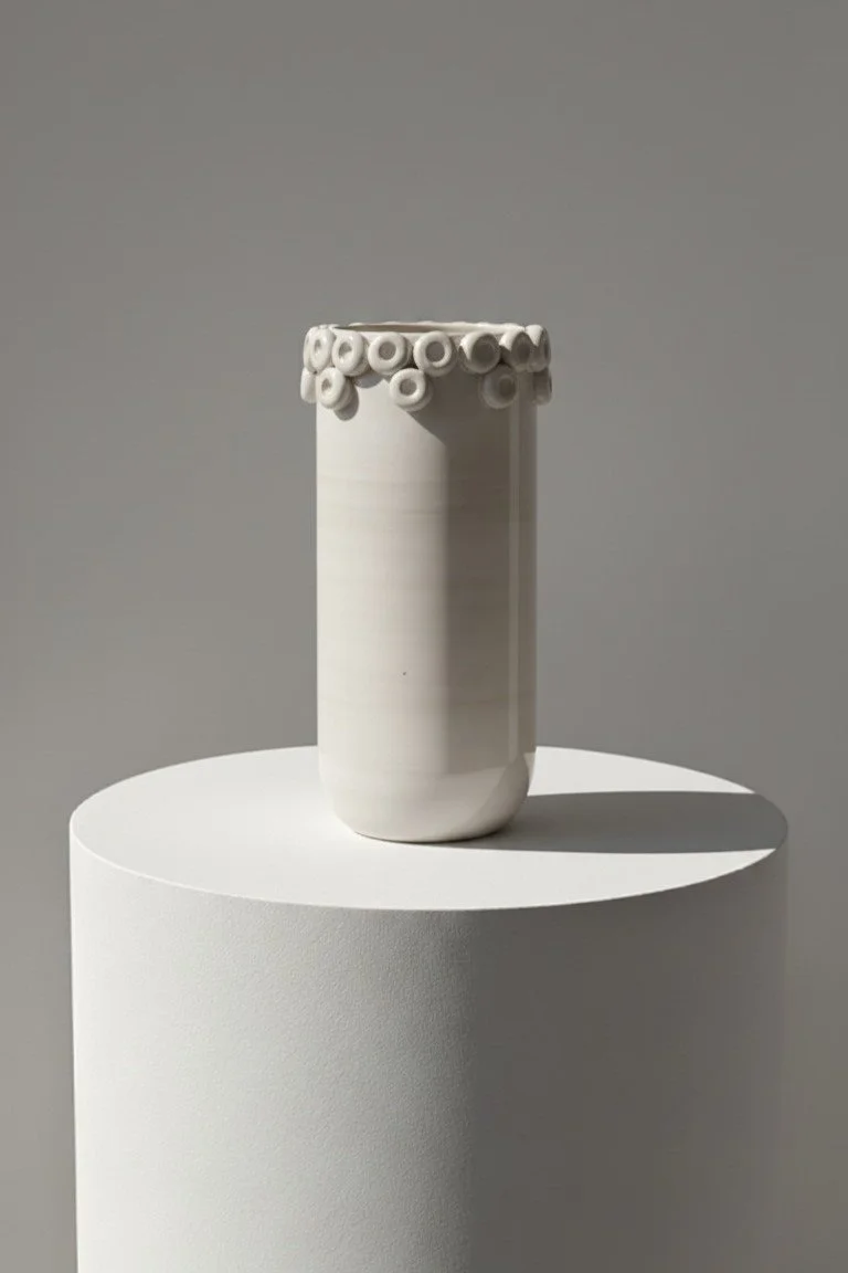 714_jarron-ceramica-artesanal-blanco-diseño-01.jpg