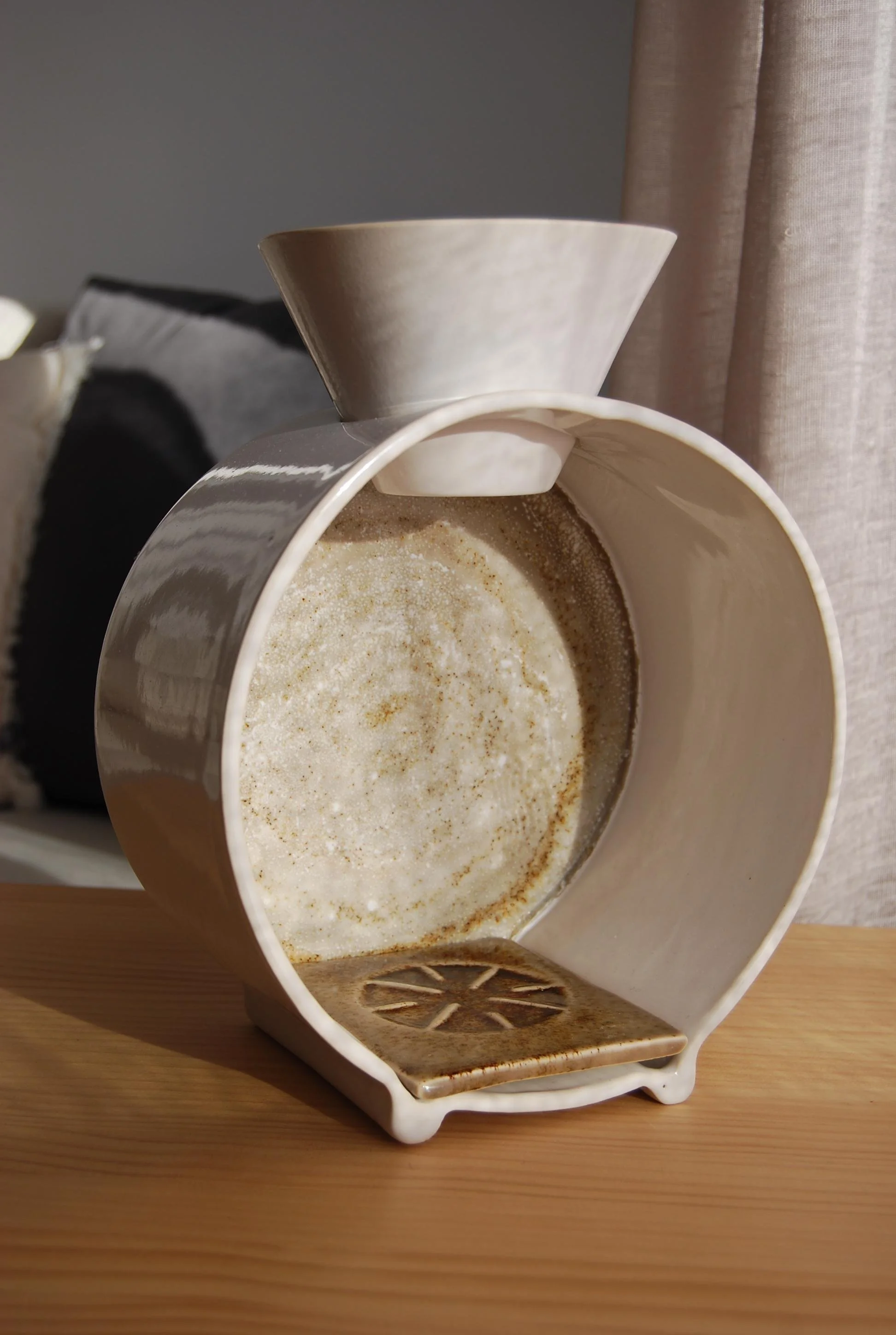 Coffee Dripper - Blanco Brillo y Marrón Picas