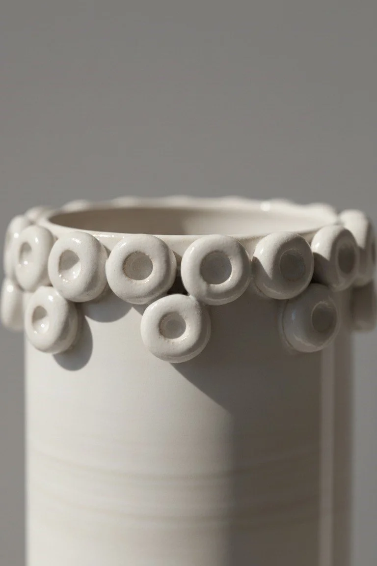 714_jarron-ceramica-artesanal-blanco-diseño-02.jpg