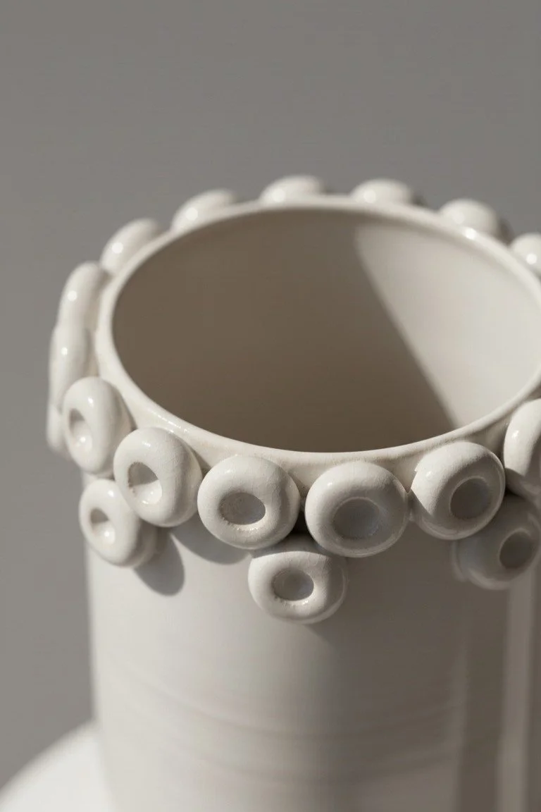 714_jarron-ceramica-artesanal-blanco-diseño-03.jpg