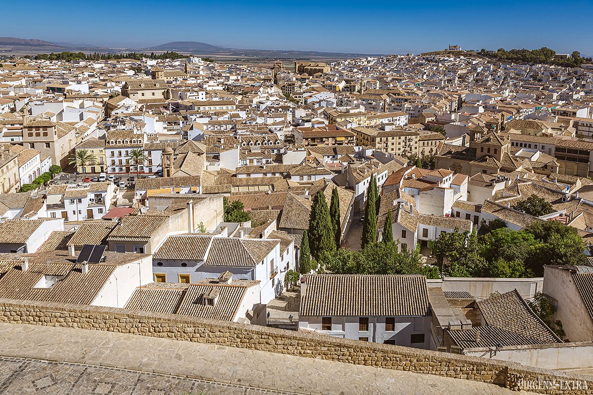 Miesto panorama nuo Alkazaba apžvalgos aikštėsAntequera miestas Pietų Ispanijoje | Andalūzija. Virgen Extra