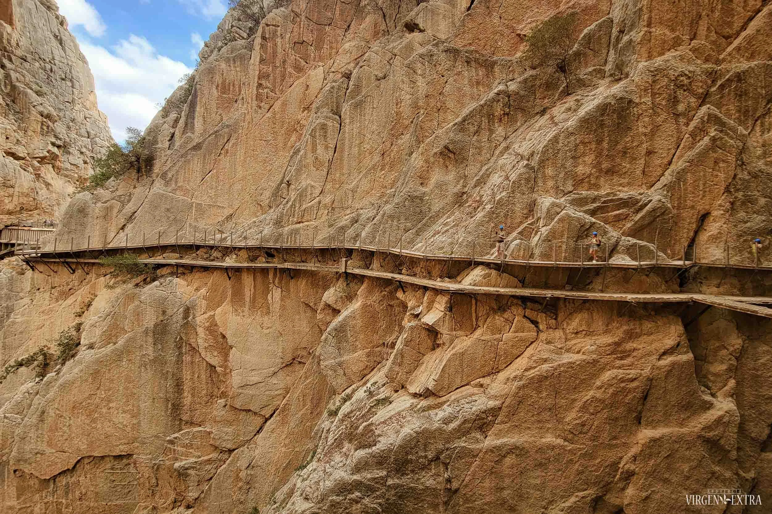 Po nauju keliu matomos senojo kelio atkarpos