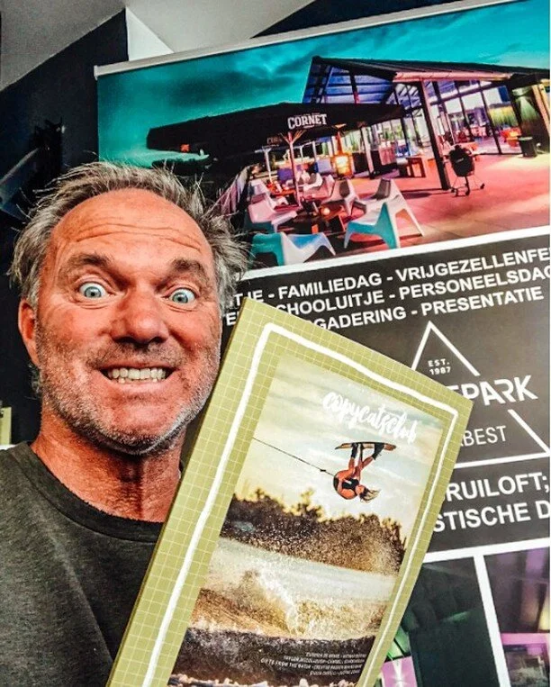 VERS VAN DE PERS

Yes: vers vd pers @copycatsclub het enige Wakeboard Magazine door en voor Wake Babes. Geen dude te zien in dit blad (uhm... in dit geval alleen op de foto dan🤦&zwj;♀️). Zoals gewoonlijk met supervette Pic&rsquo;s en interessante in