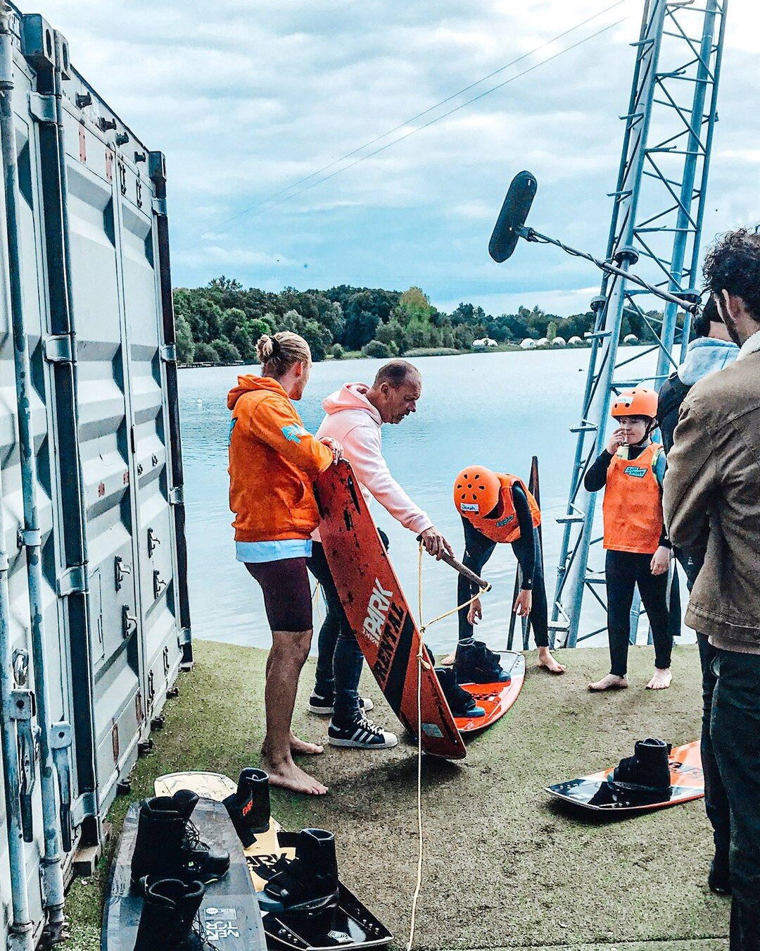 Kijken 👀! Morgen! @npo_3  @zappsport, 8:35 uur!

See you at the Lake! 💦

#welovewakeboarden 
#cableparkaquabest #wakeboarding #wakeboard #waterski #cablepark #wake #wakeskate #cable #watersport #waterski